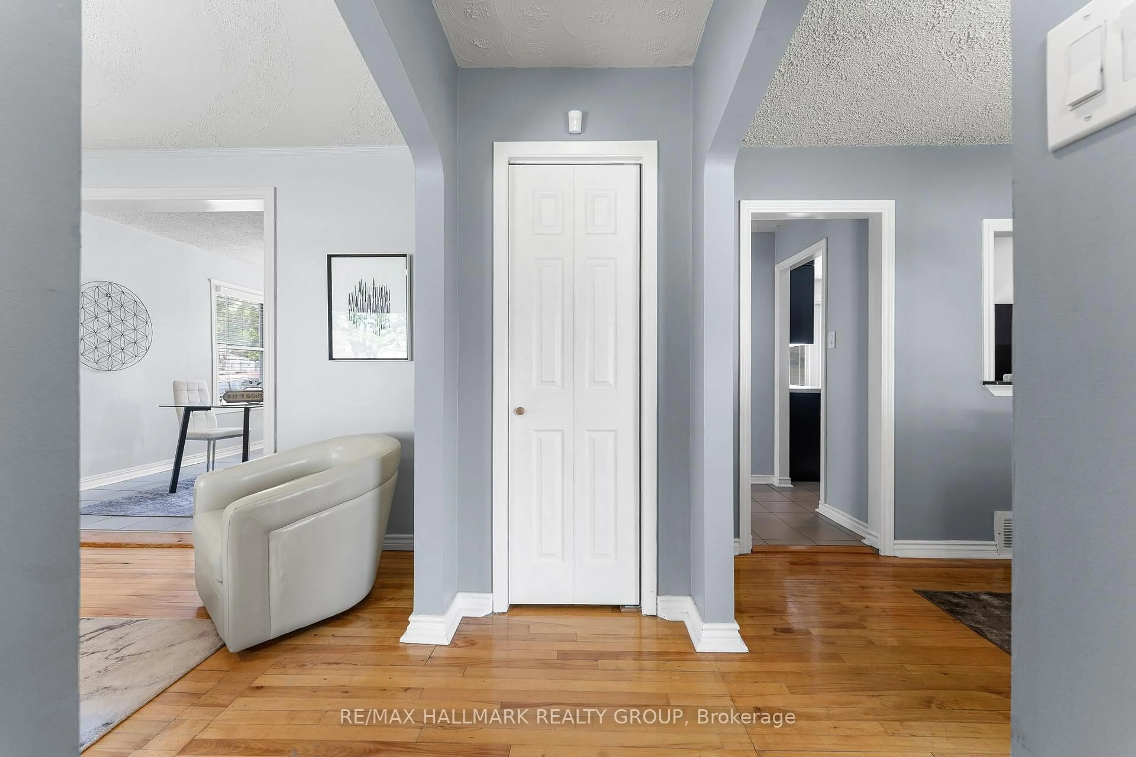 Indoor entryway for 845 Merivale St, Ottawa Ontario K1Z 5Z7