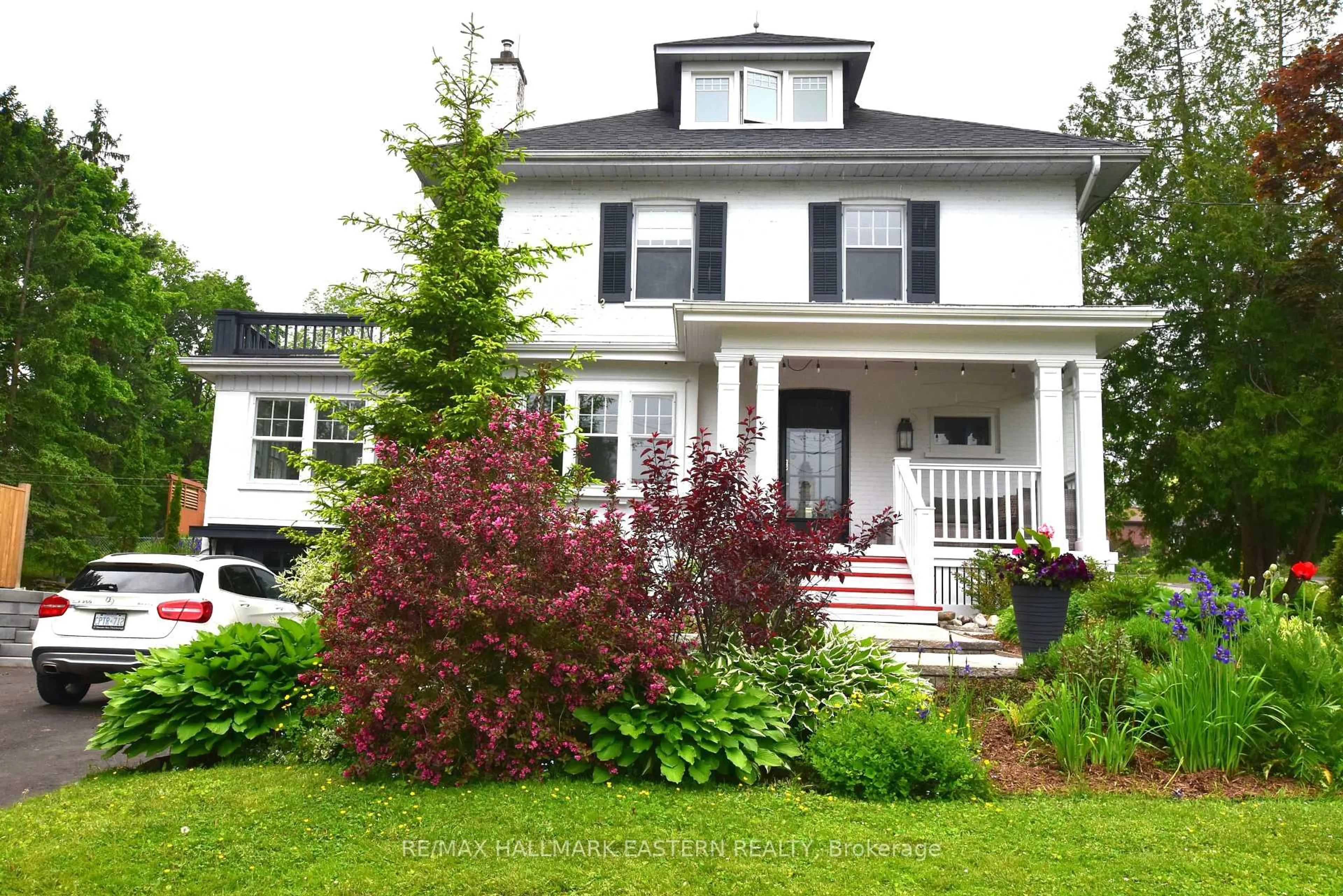Home with vinyl exterior material, street for 633 Gilmour St, Peterborough Central Ontario K9J 4V2