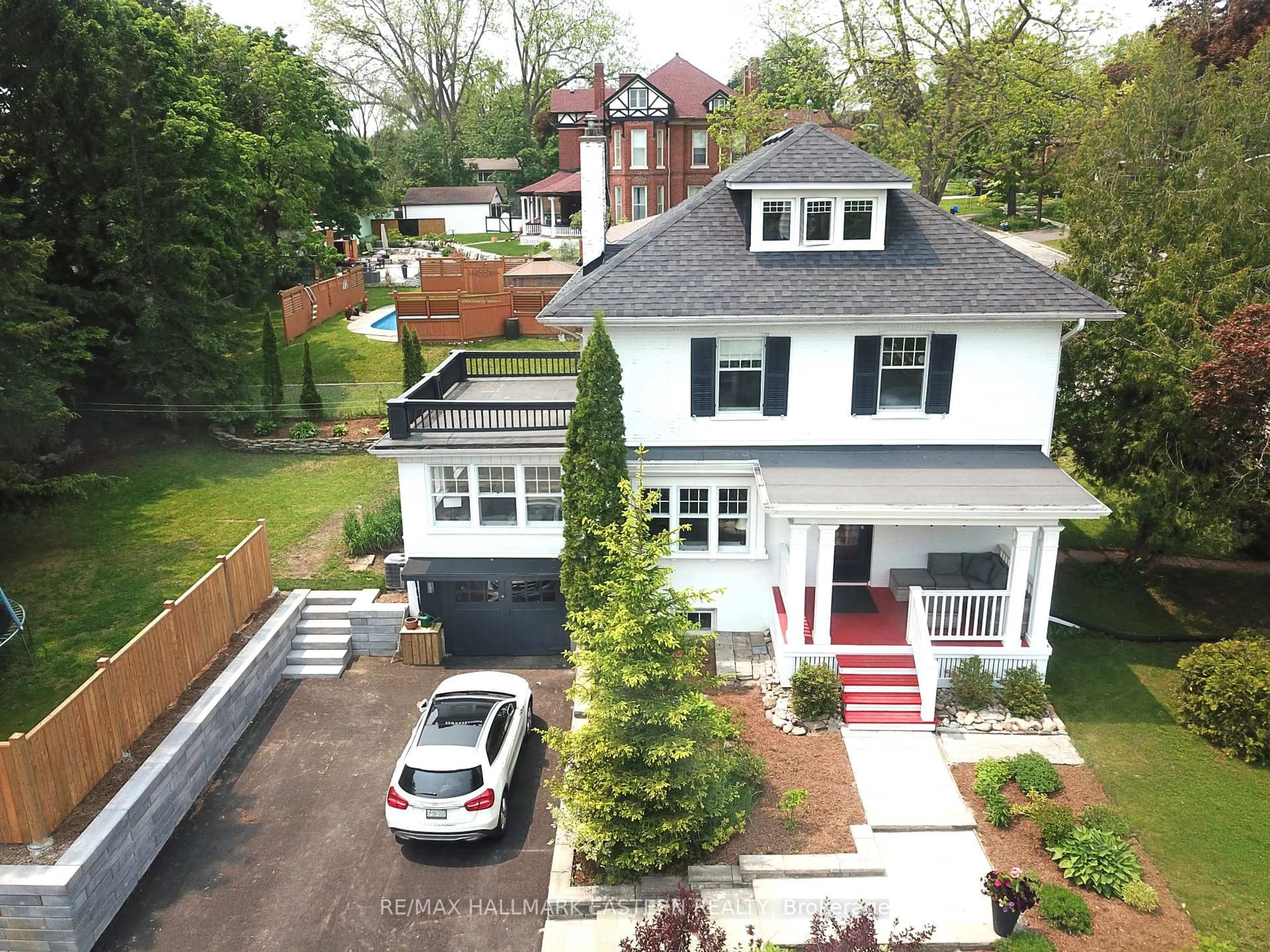 A pic from outside/outdoor area/front of a property/back of a property/a pic from drone, street for 633 Gilmour St, Peterborough Central Ontario K9J 4V2
