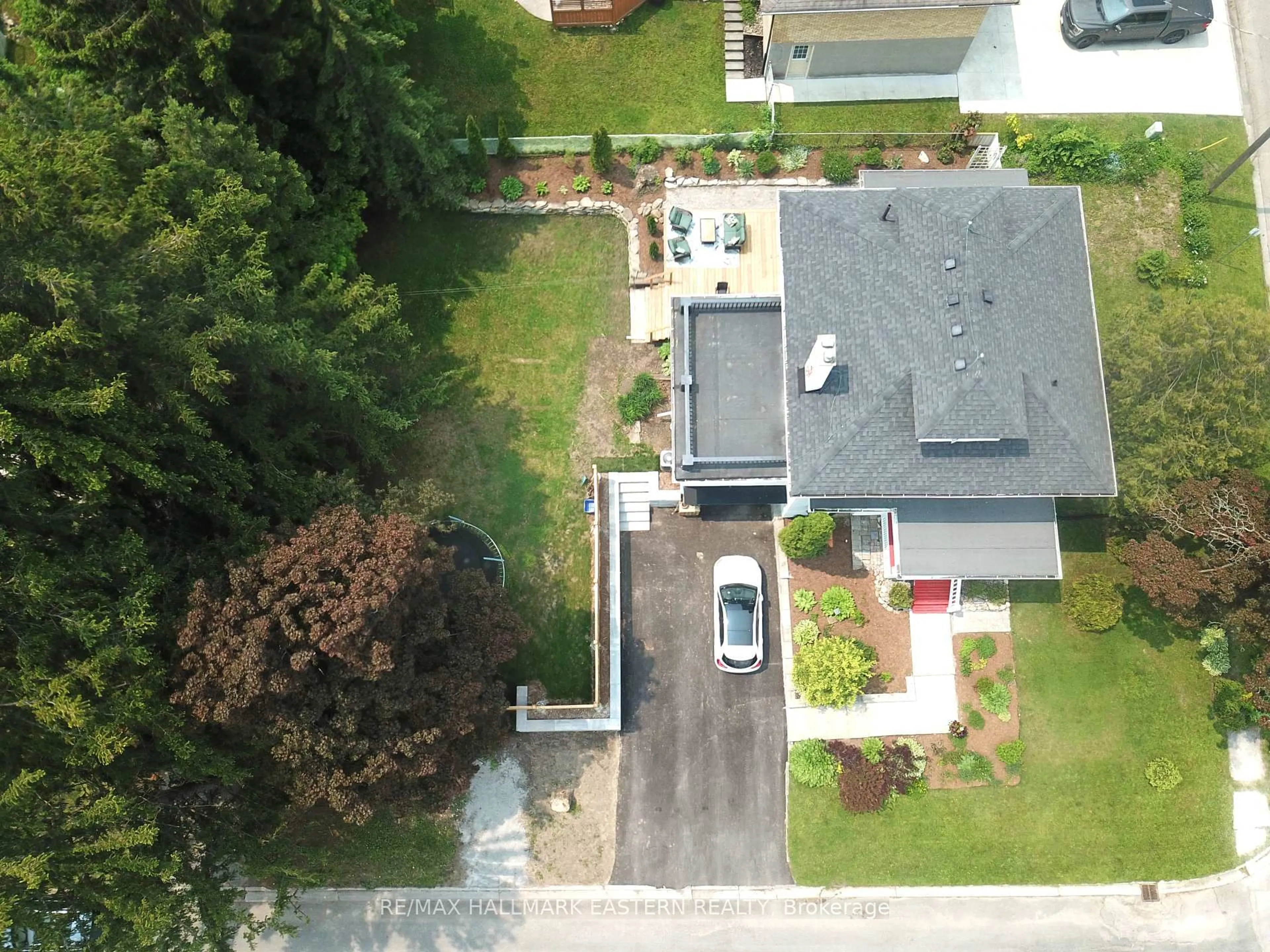 A pic from outside/outdoor area/front of a property/back of a property/a pic from drone, street for 633 Gilmour St, Peterborough Central Ontario K9J 4V2