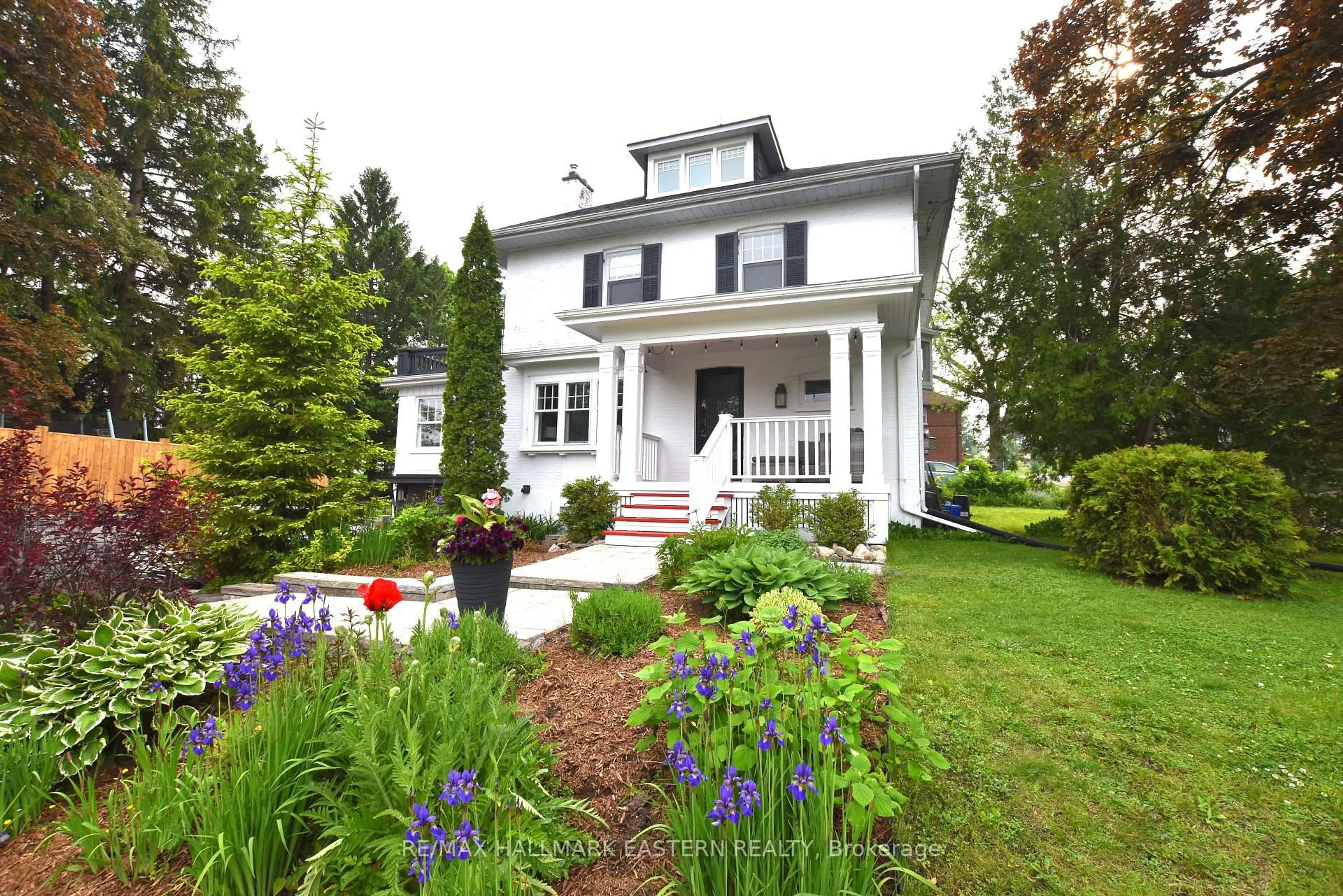 Home with vinyl exterior material, street for 633 Gilmour St, Peterborough Central Ontario K9J 4V2
