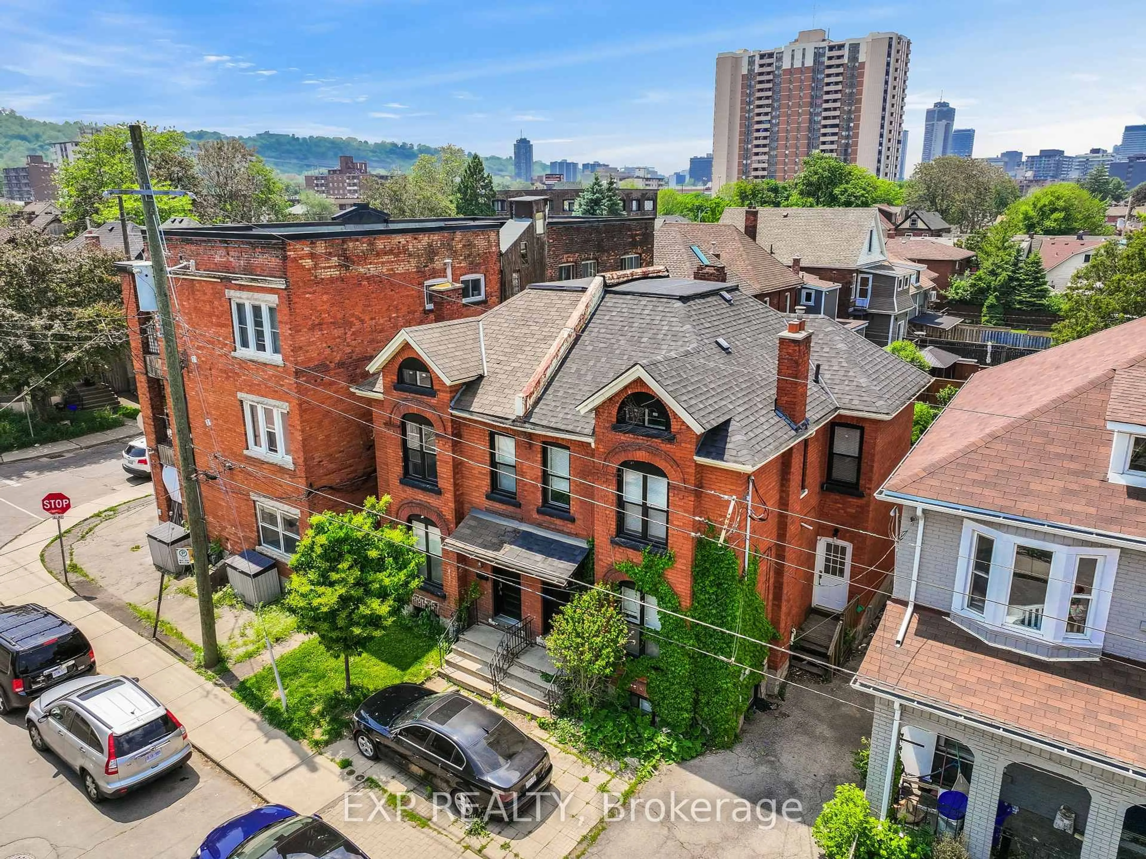 A pic from outside/outdoor area/front of a property/back of a property/a pic from drone, city buildings view from balcony for 29 Ashley St, Hamilton Ontario L8L 5S5