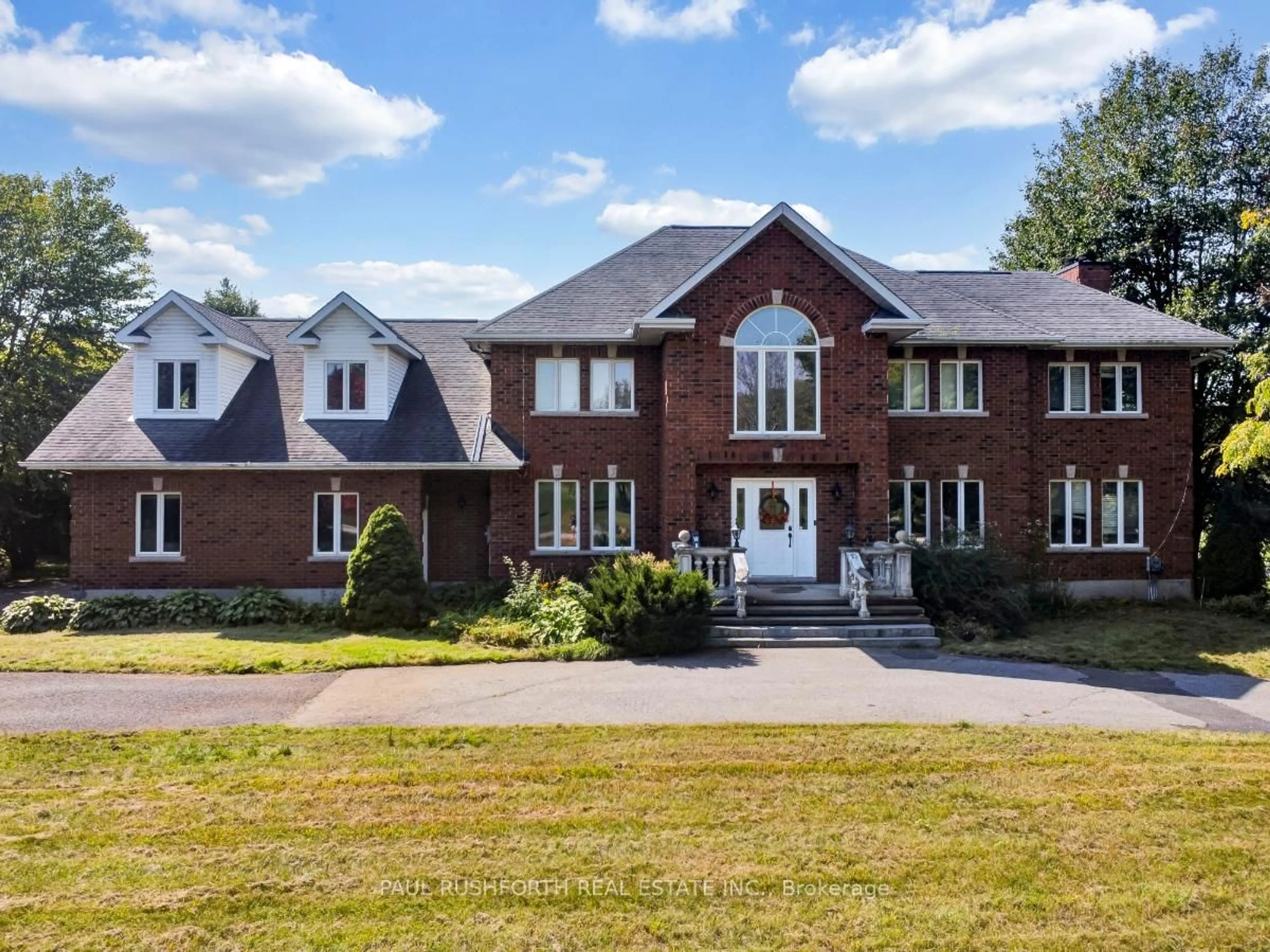 A pic from outside/outdoor area/front of a property/back of a property/a pic from drone, street for 6282 Emerald Links Dr, Ottawa Ontario K4P 1M4