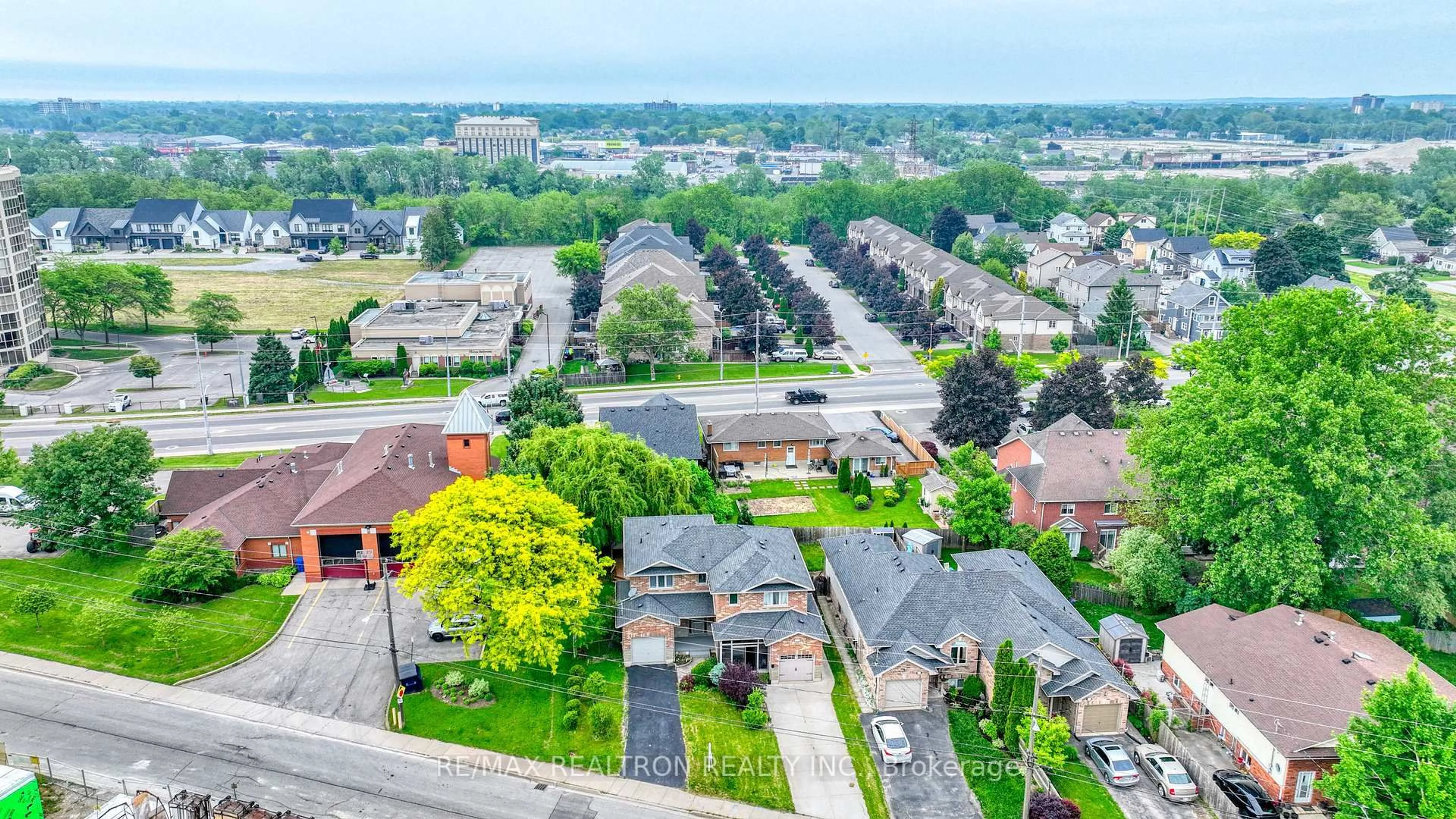 A pic from outside/outdoor area/front of a property/back of a property/a pic from drone, street for 1035 Vansickle Rd, St. Catharines Ontario L2S 2X4