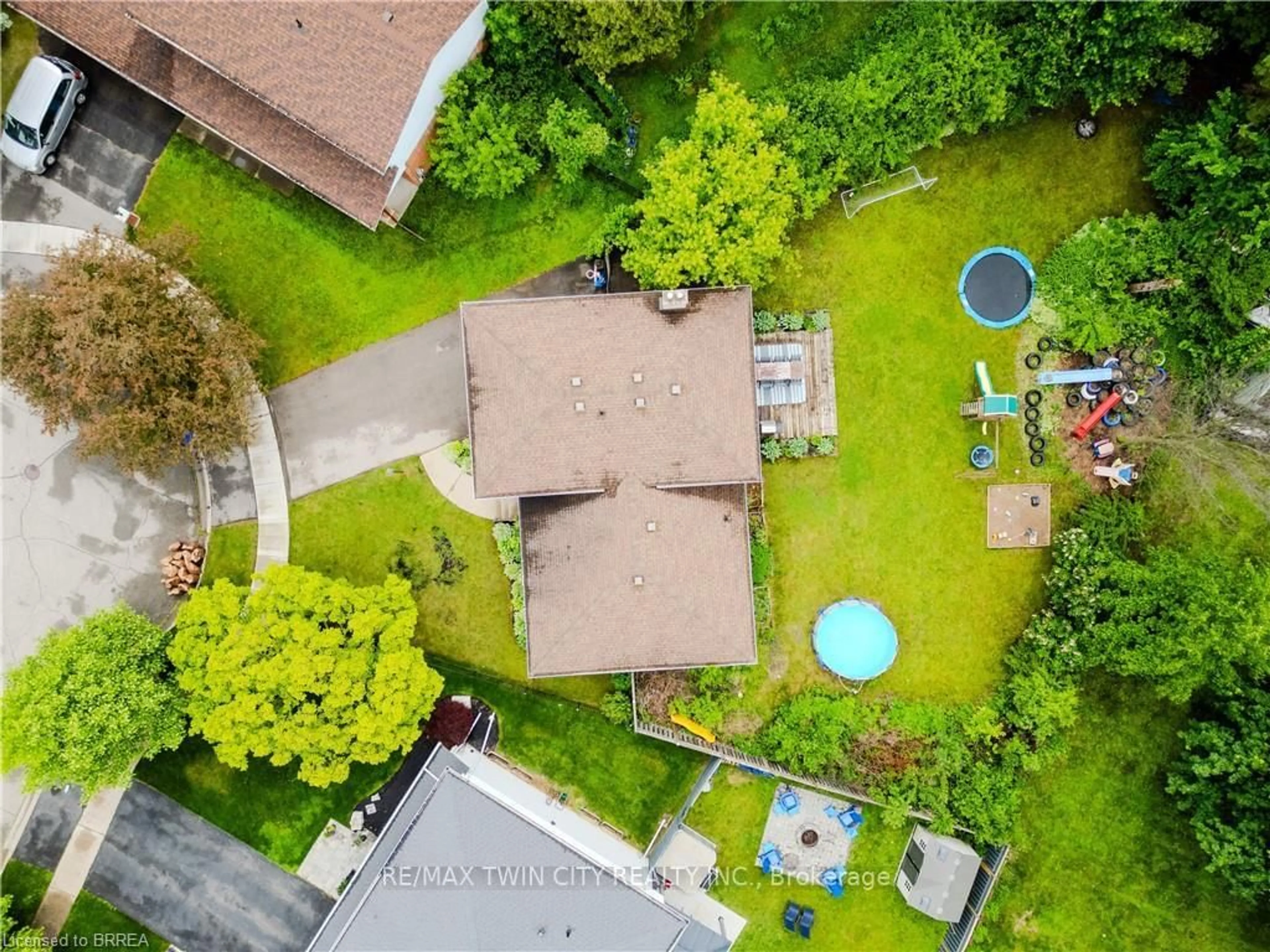 A pic from outside/outdoor area/front of a property/back of a property/a pic from drone, street for 22 Japonica Cres, Brantford Ontario N3R 1N6