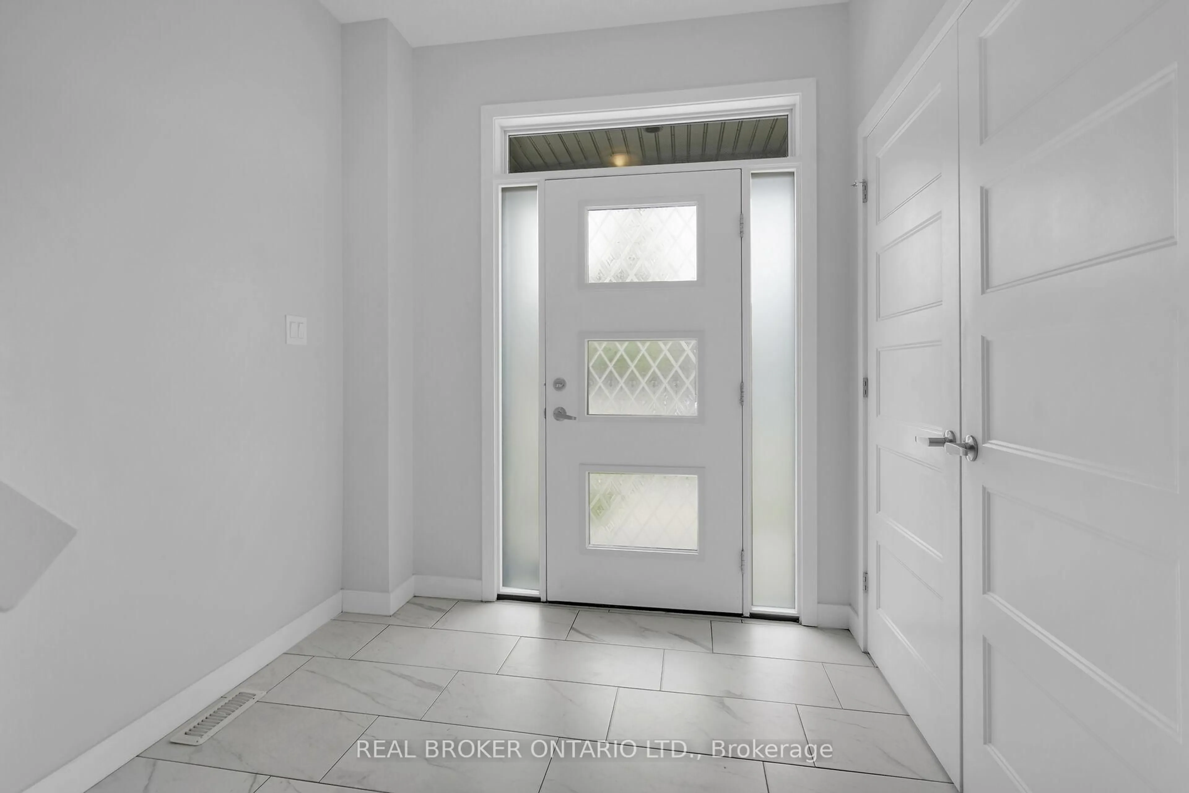 Indoor entryway for 3394 Singleton Ave #80, London South Ontario N6L 0E8