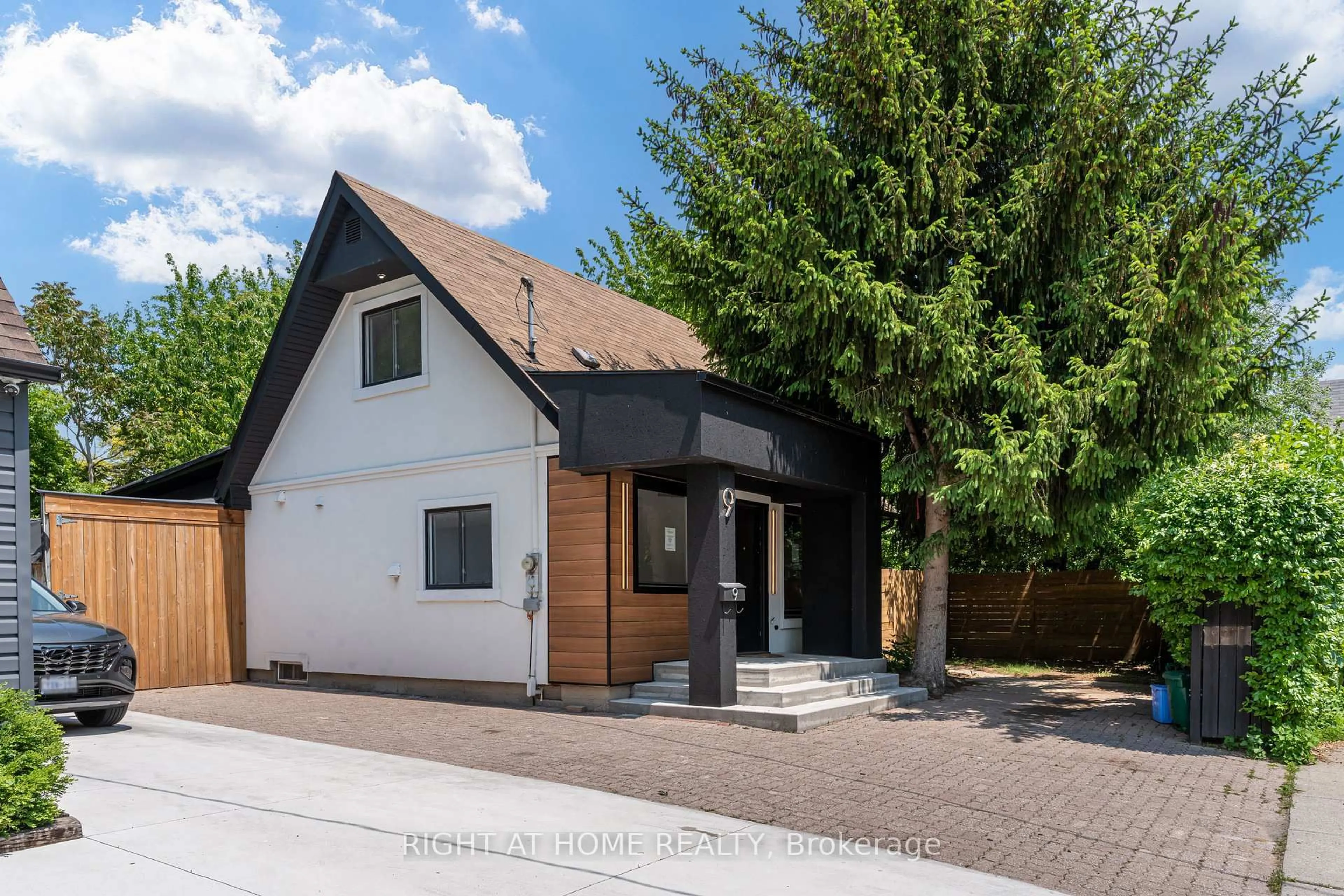Unknown for 9 Belfast Crt, St. Catharines Ontario L2R 1P3