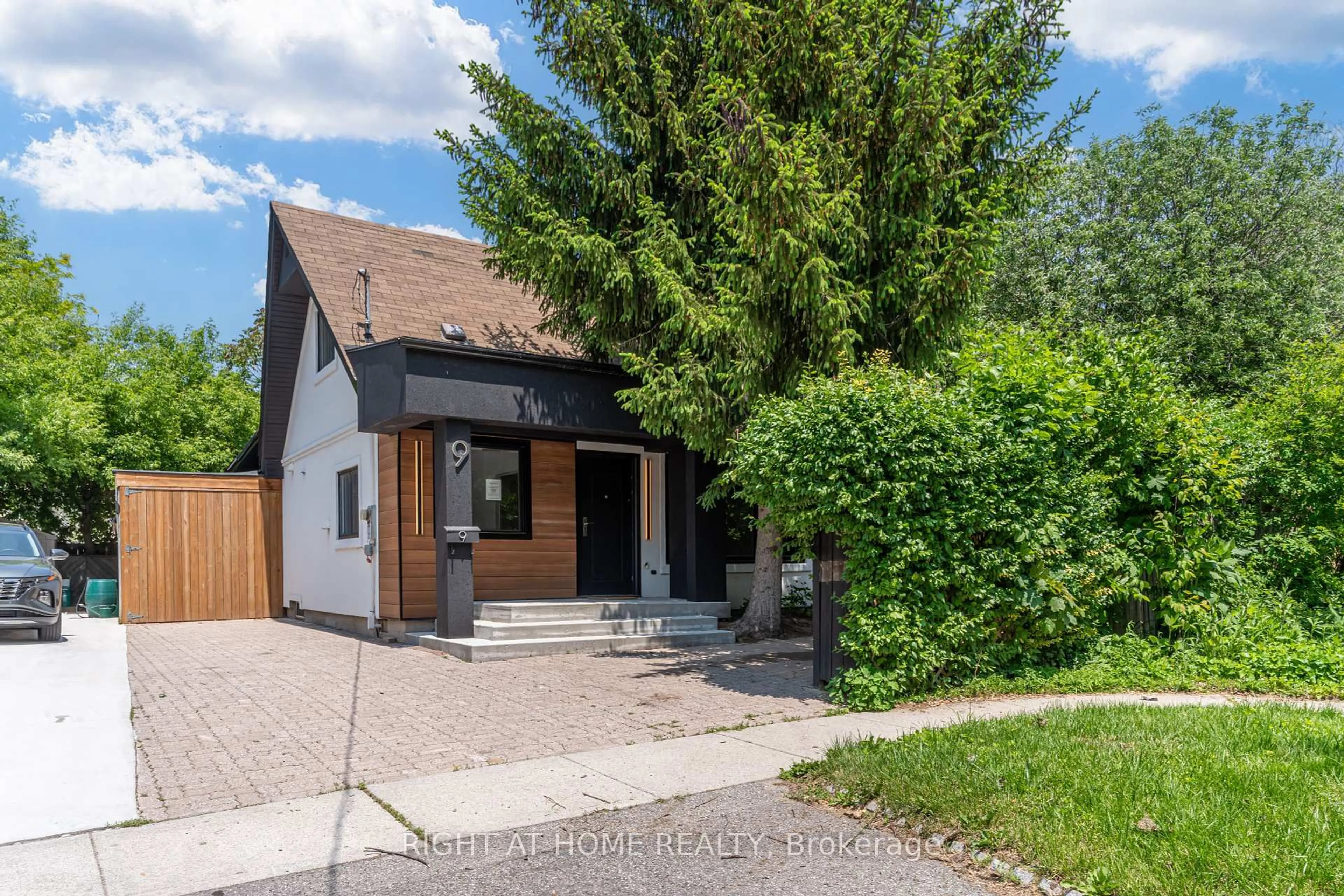 Home with brick exterior material, street for 9 Belfast Crt, St. Catharines Ontario L2R 1P3
