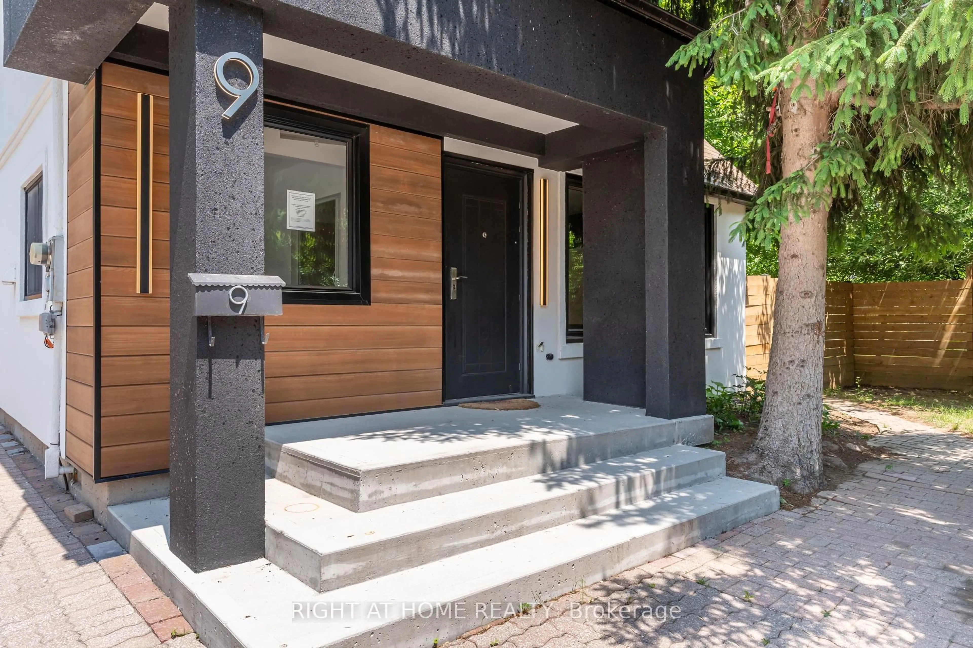 Unknown for 9 Belfast Crt, St. Catharines Ontario L2R 1P3