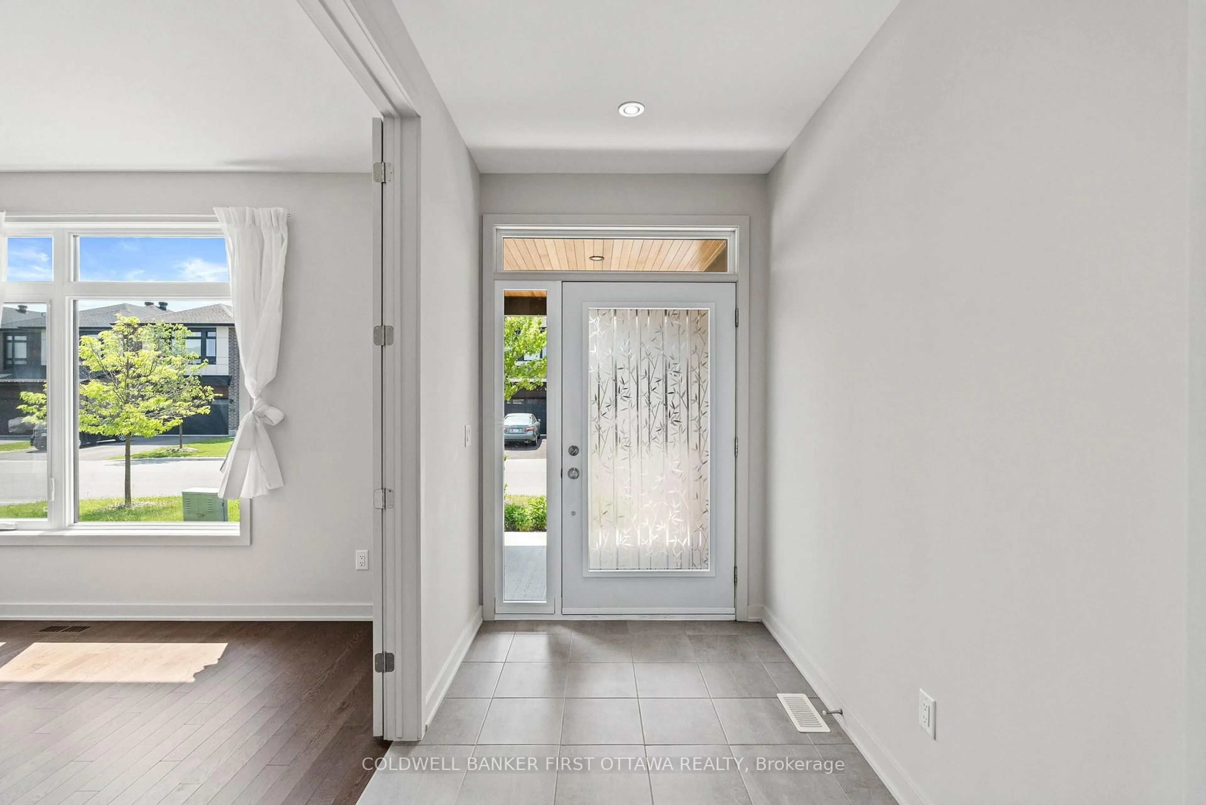 Indoor entryway for 945 ISLINGTON Way, Ottawa Ontario K1T 0T7