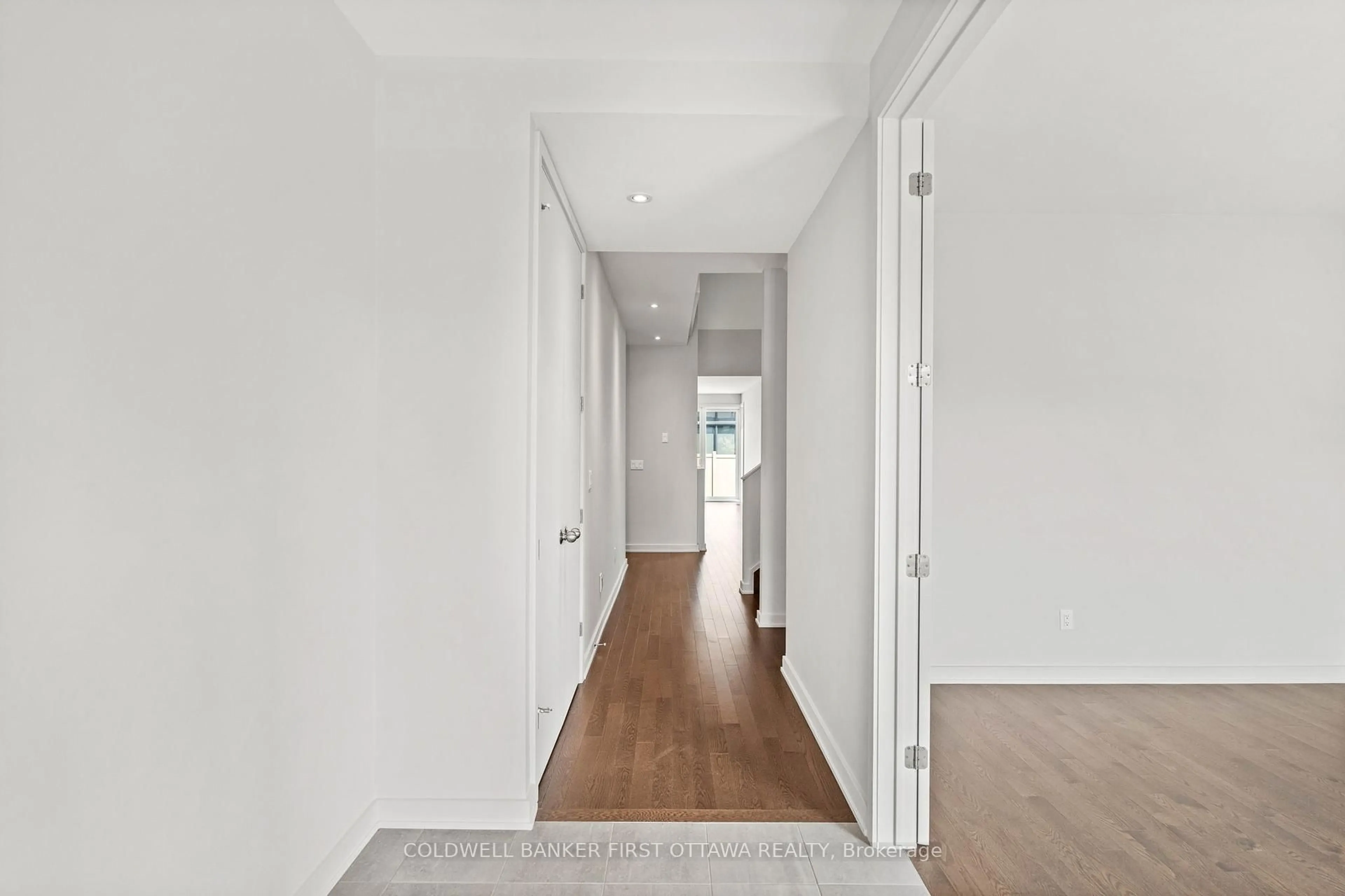 Indoor entryway for 945 ISLINGTON Way, Ottawa Ontario K1T 0T7