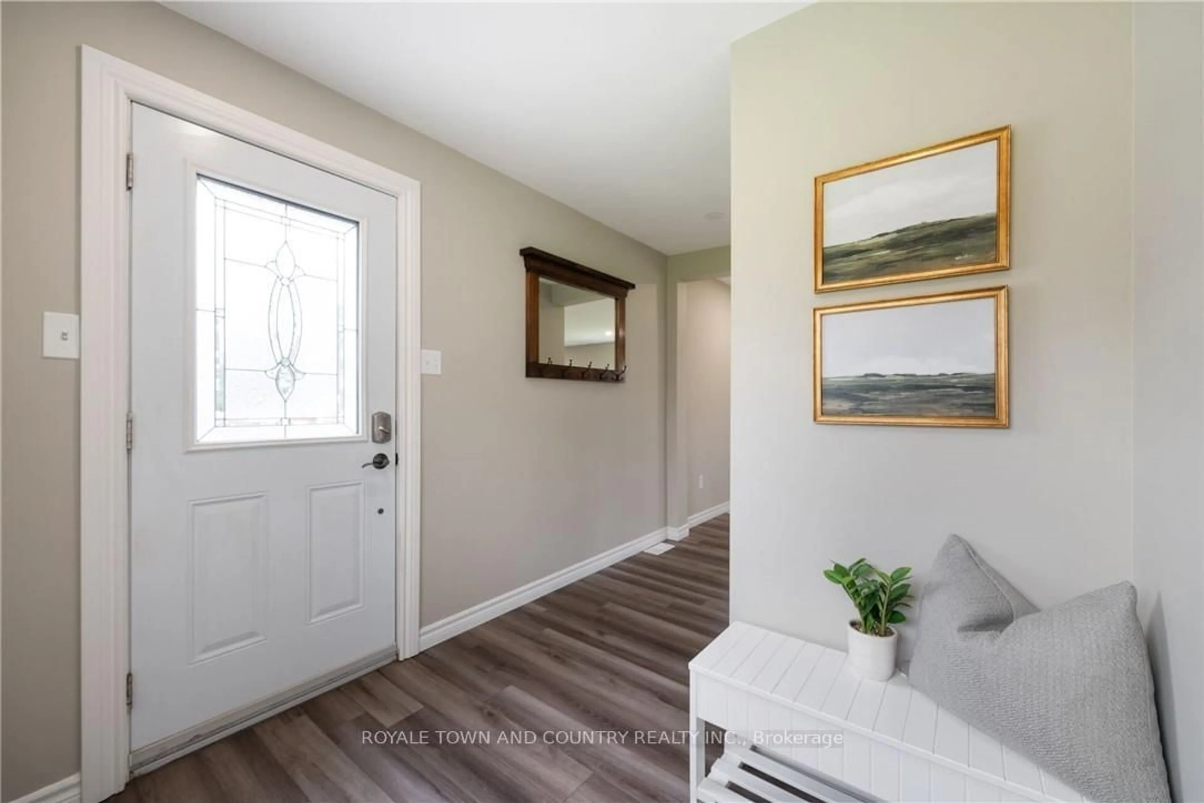 Indoor entryway for 1320 Heights Rd, Kawartha Lakes Ontario K9V 4R3