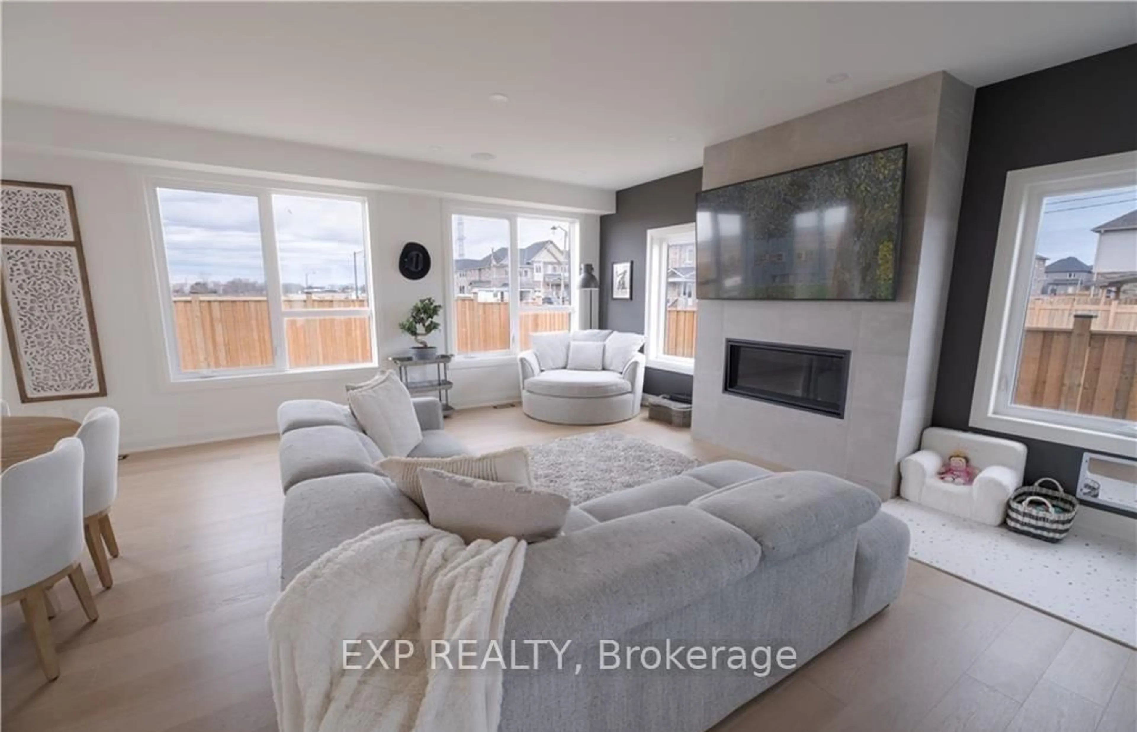 Living room with furniture, unknown for 81 Homestead Way, Thorold Ontario L2V 0J8