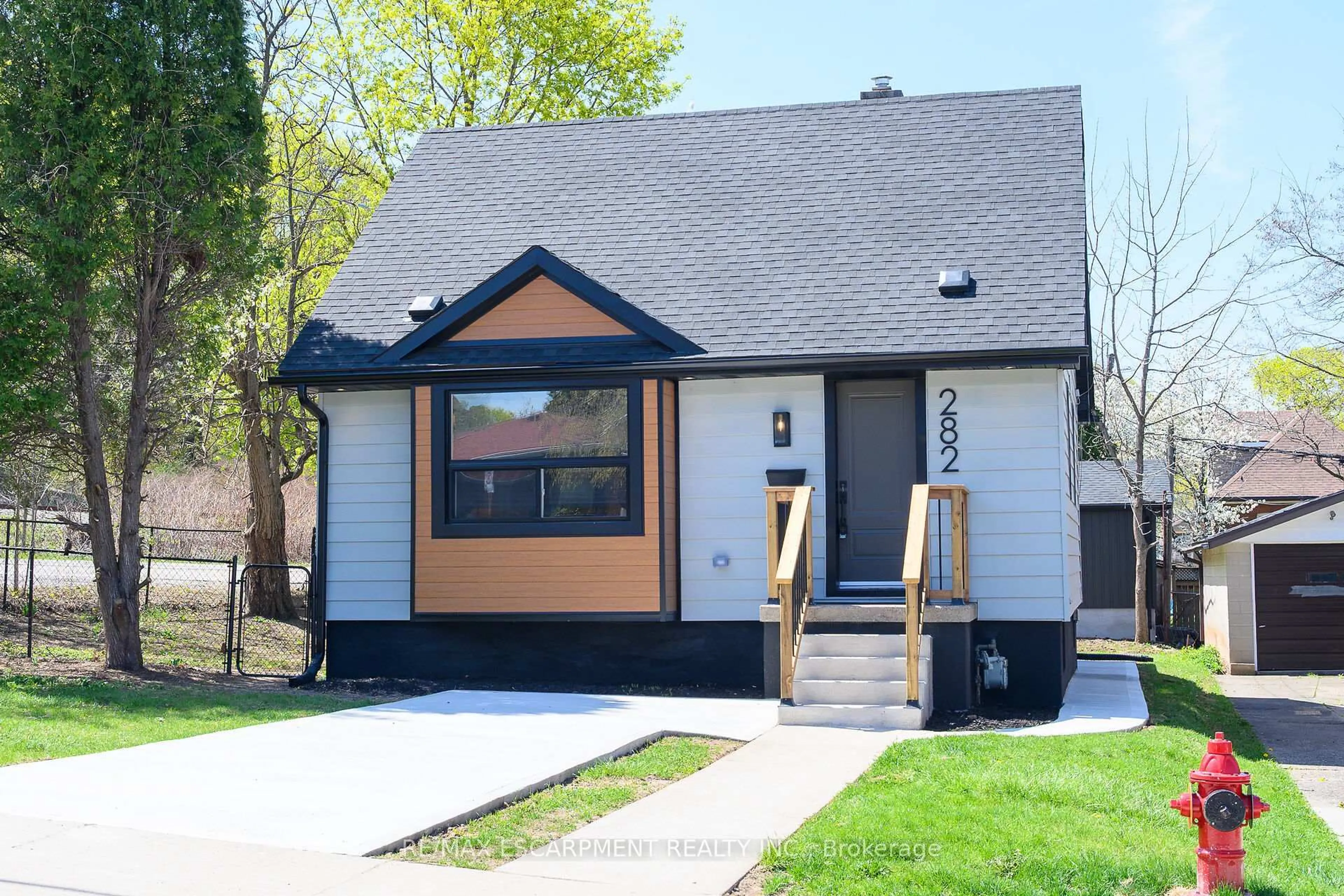 Home with vinyl exterior material, street for 282 Ottawa St, Hamilton Ontario L8K 2G1