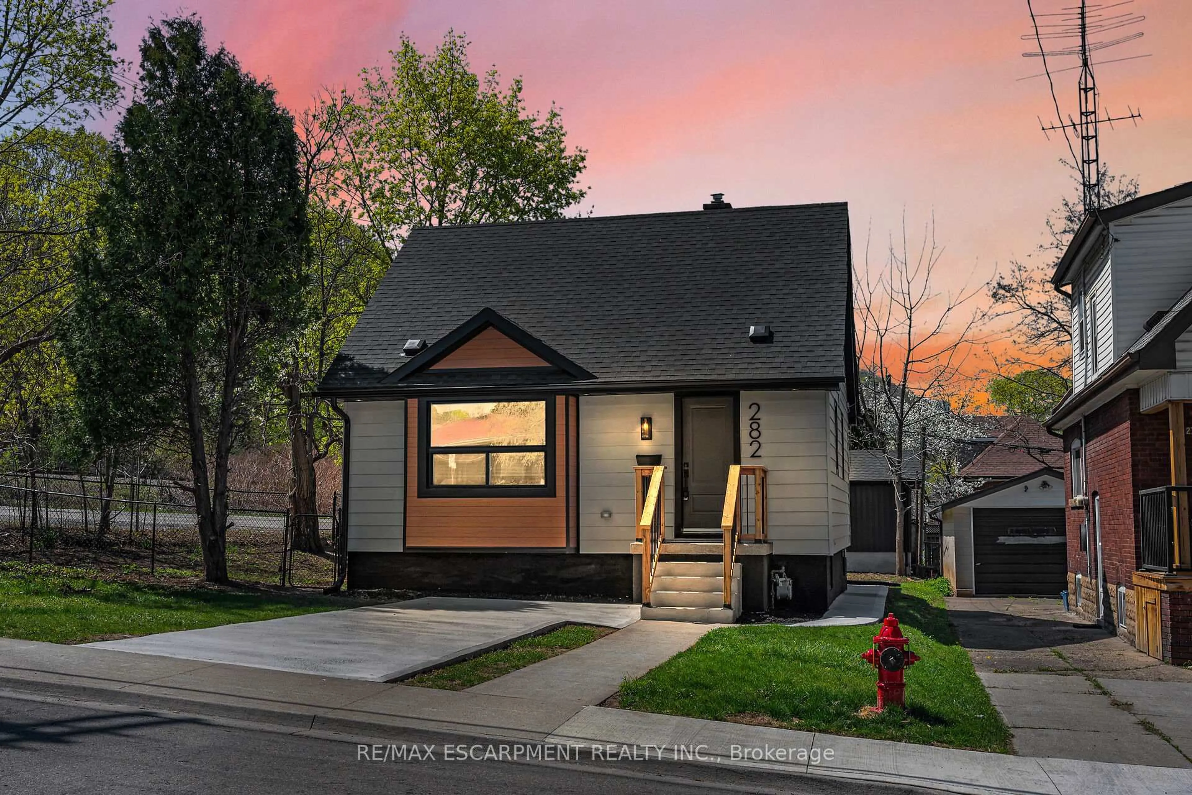 Home with vinyl exterior material, street for 282 Ottawa St, Hamilton Ontario L8K 2G1