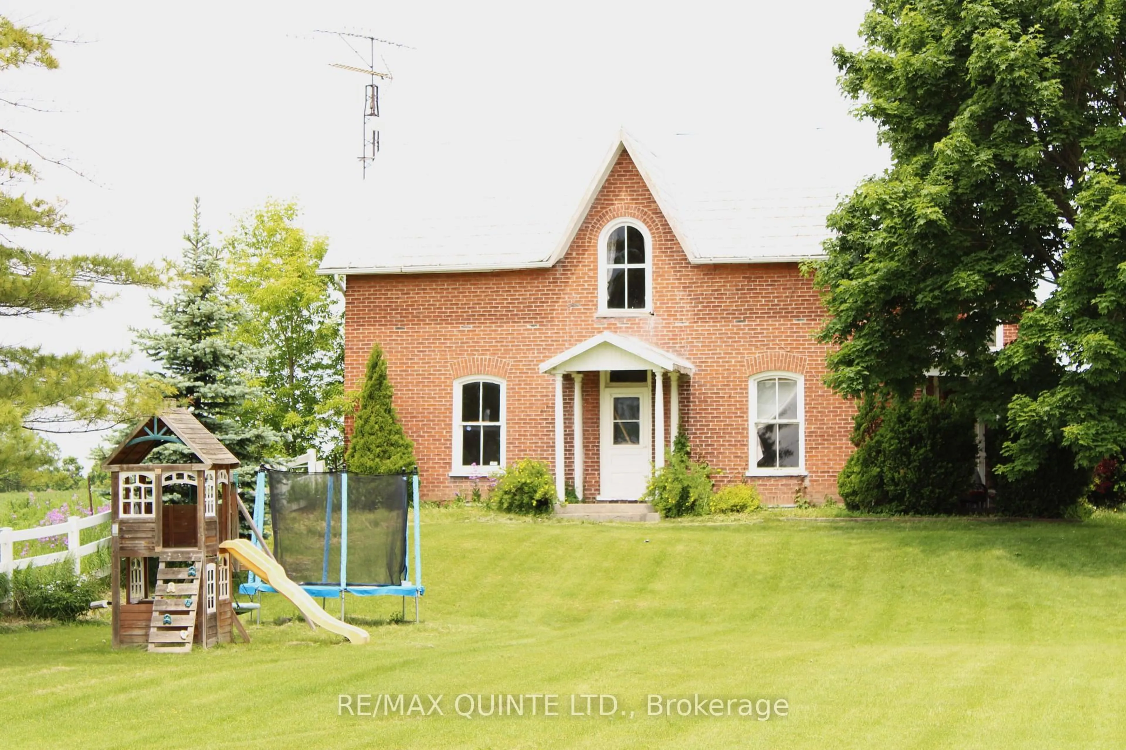 Home with brick exterior material, building for 472 Maple Rd, Stirling Ontario K0K 3E0