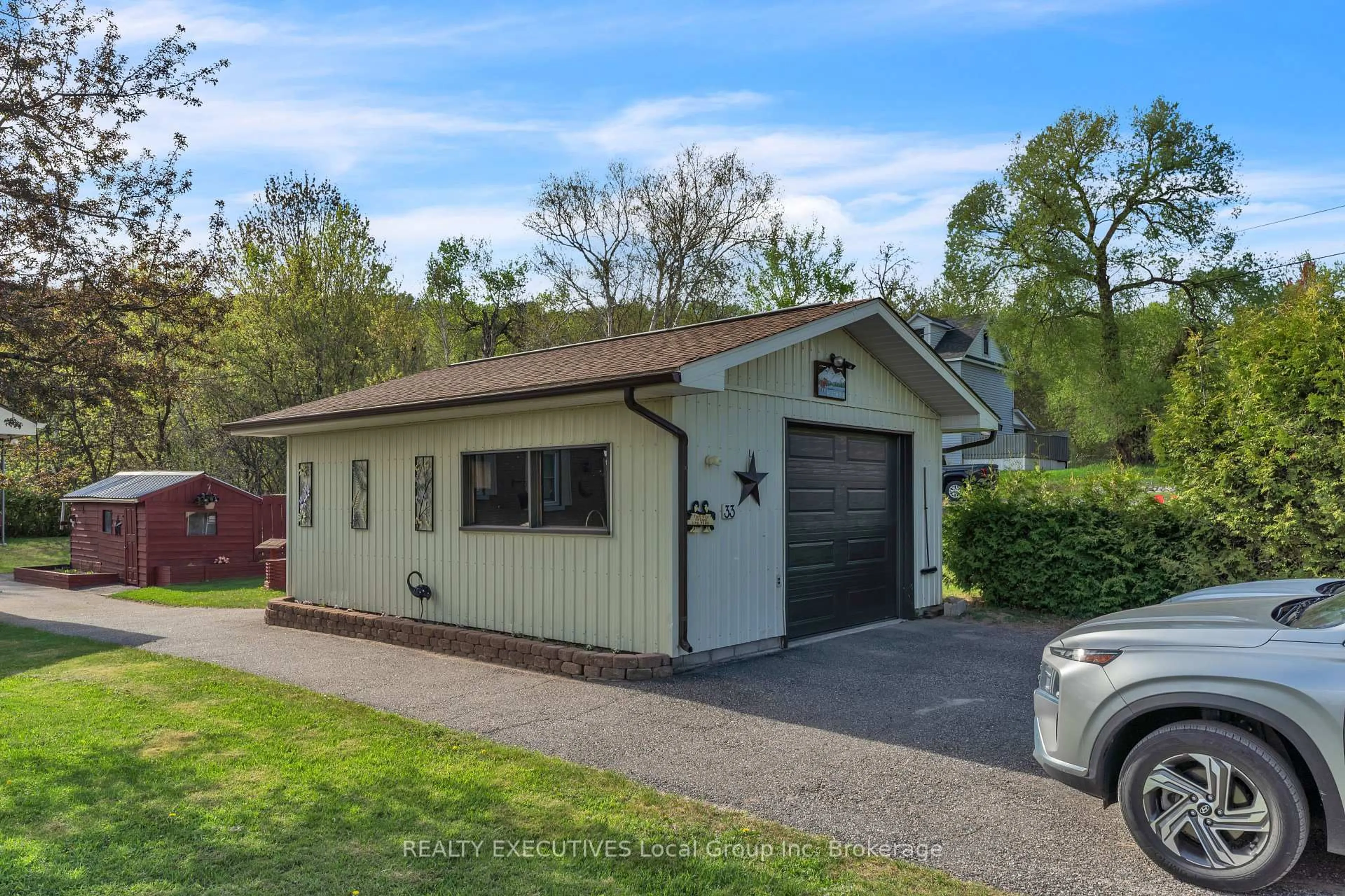 Indoor garage for 33 Coles St, North Bay Ontario P1B 8G4