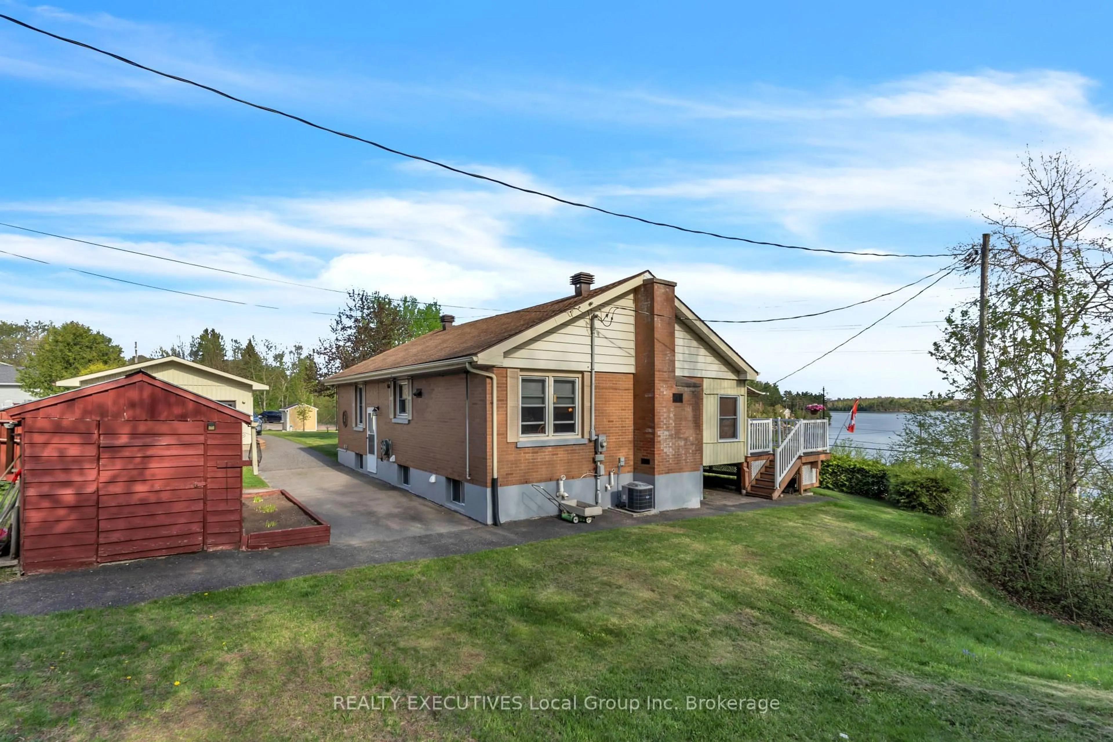 A pic from outside/outdoor area/front of a property/back of a property/a pic from drone, water/lake/river/ocean view for 33 Coles St, North Bay Ontario P1B 8G4