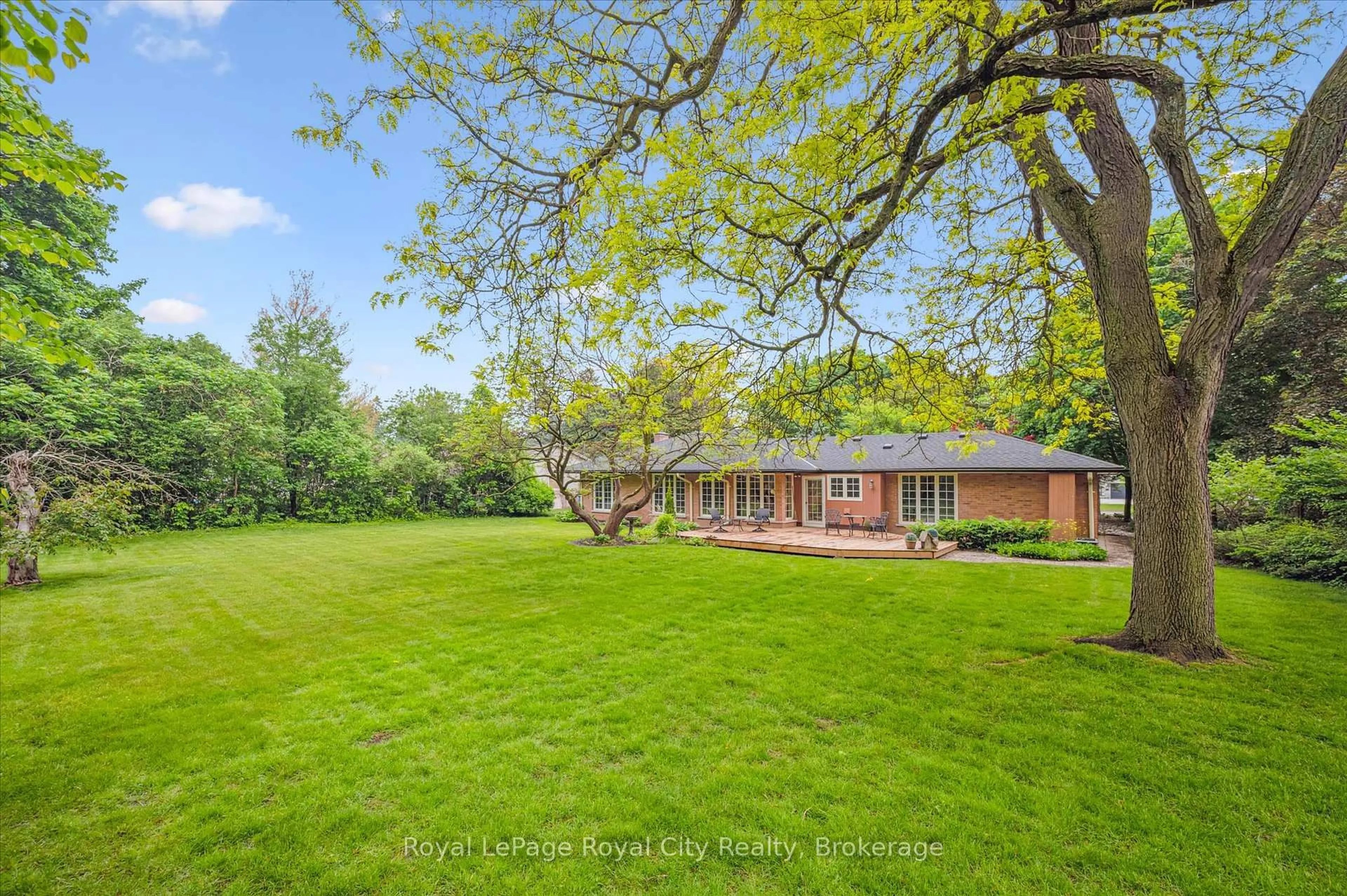 A pic from outside/outdoor area/front of a property/back of a property/a pic from drone, unknown for 29 Lynwood Pl, Guelph Ontario N1G 2V9