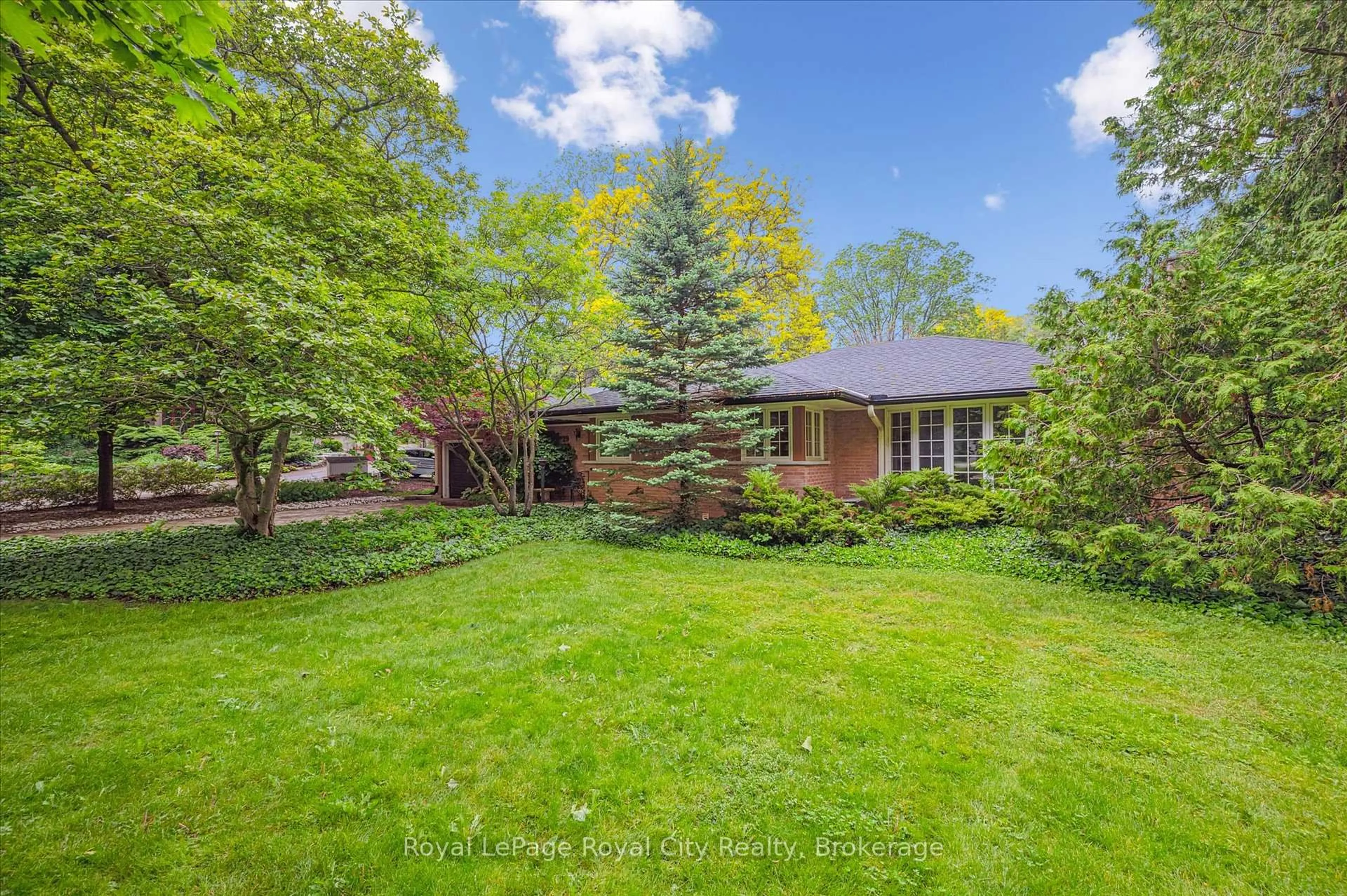 A pic from outside/outdoor area/front of a property/back of a property/a pic from drone, street for 29 Lynwood Pl, Guelph Ontario N1G 2V9