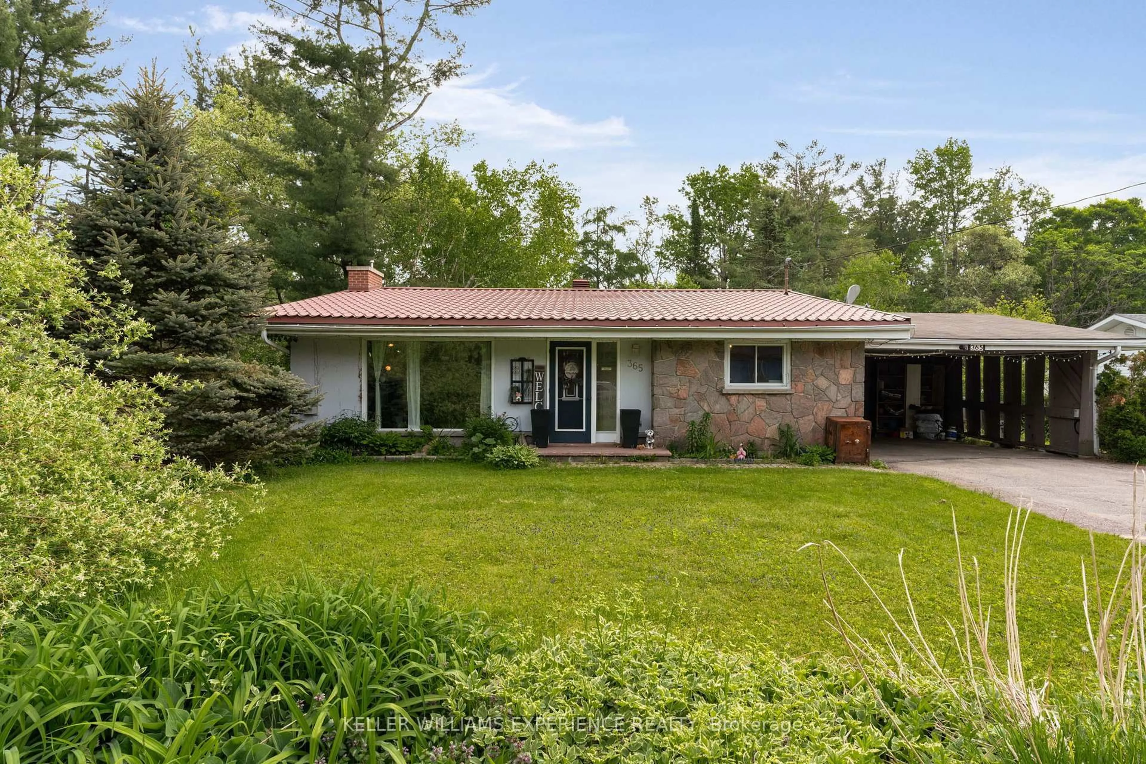 Home with brick exterior material, street for 365 Wellington St, Bracebridge Ontario P1L 1B6