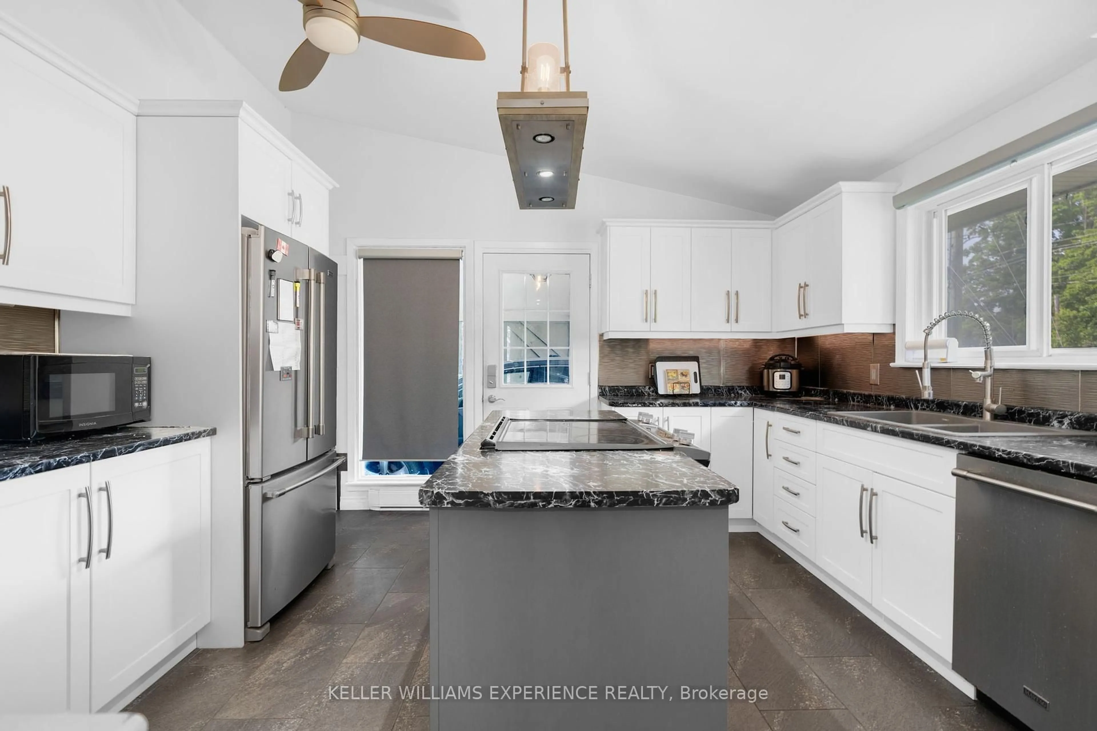 Open concept kitchen, ceramic/tile floor for 365 Wellington St, Bracebridge Ontario P1L 1B6