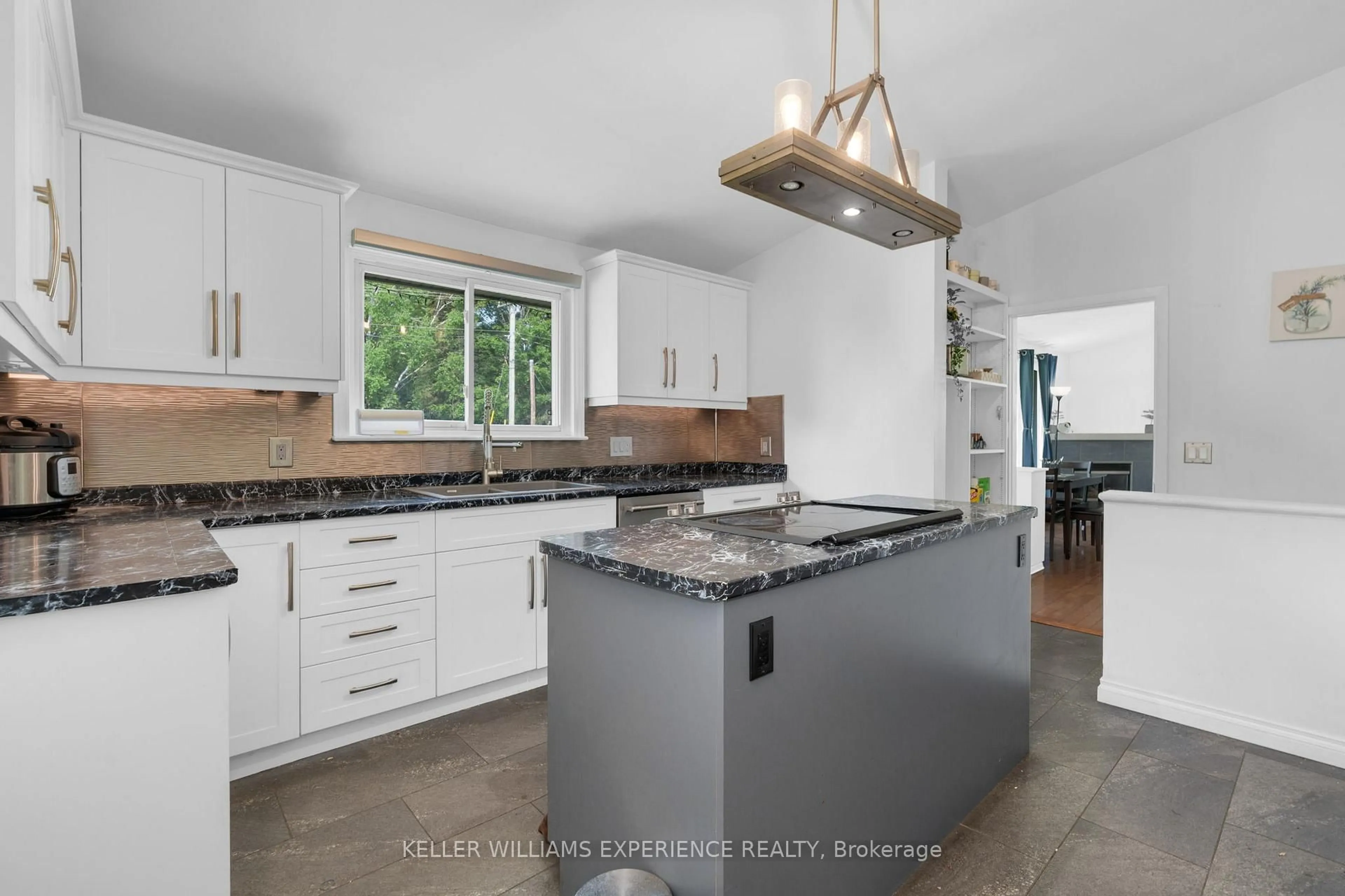 Open concept kitchen, ceramic/tile floor for 365 Wellington St, Bracebridge Ontario P1L 1B6