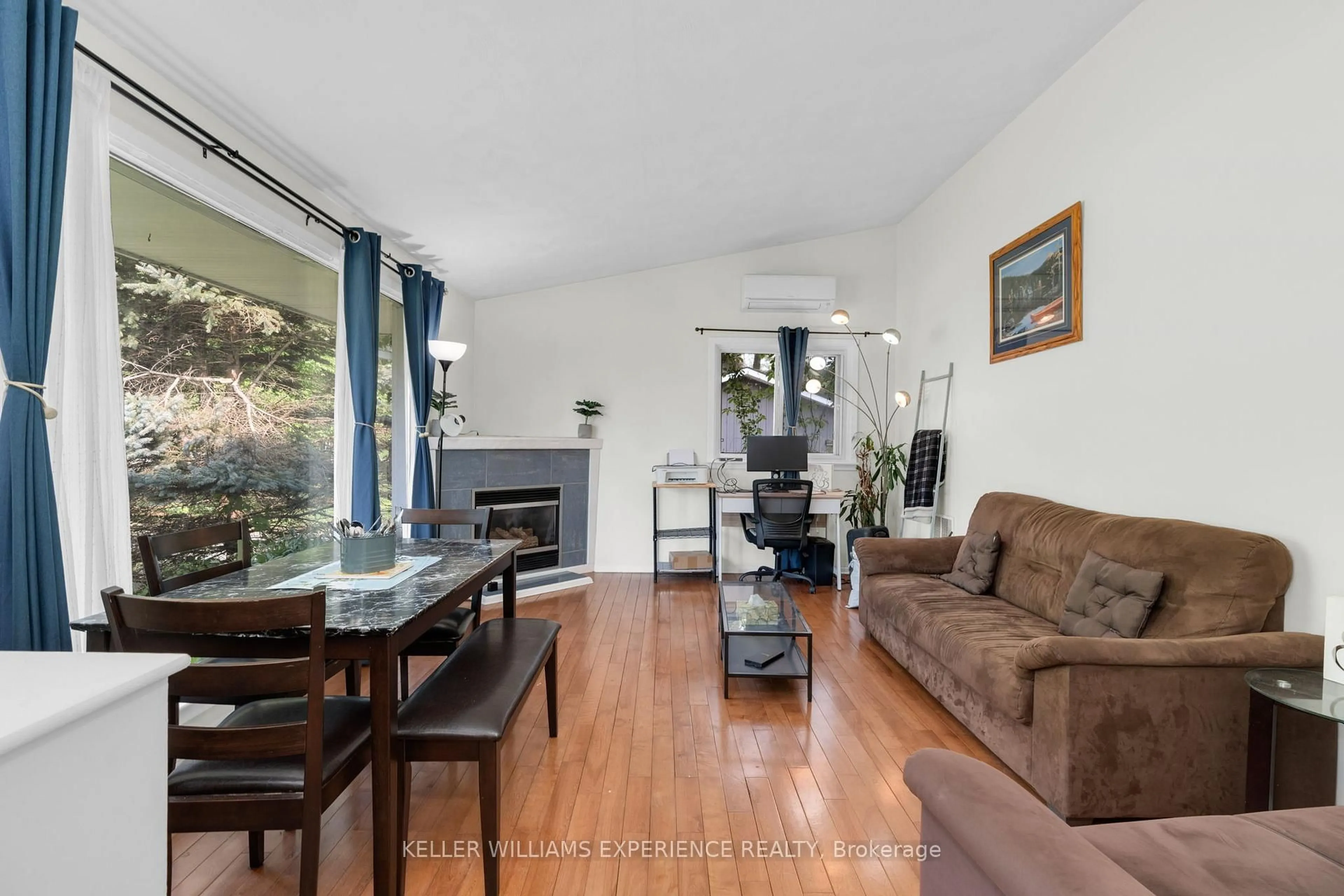 Living room with furniture, unknown for 365 Wellington St, Bracebridge Ontario P1L 1B6
