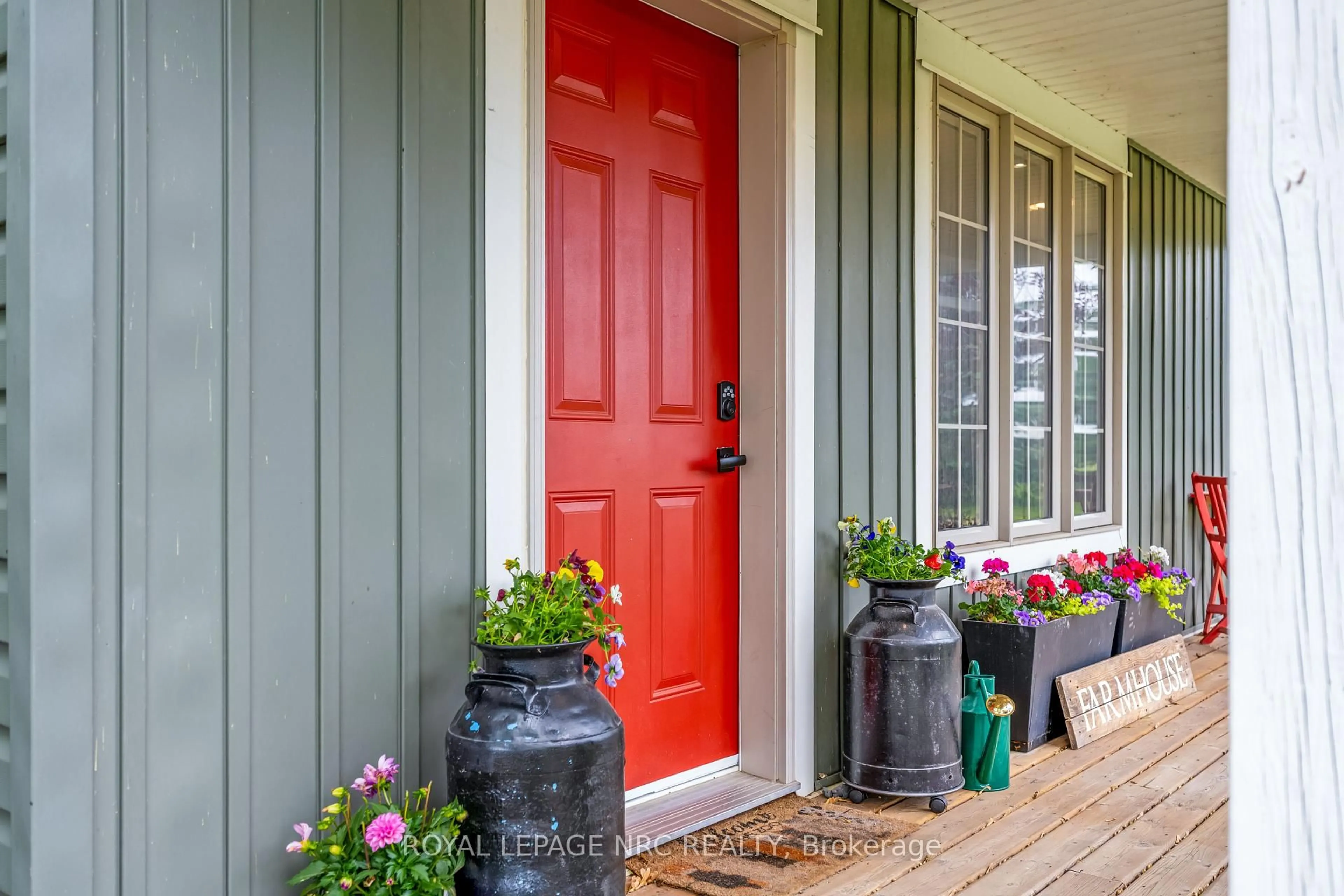 Indoor entryway for 1213 Robinson Rd, Haldimand Ontario N1A 2W1