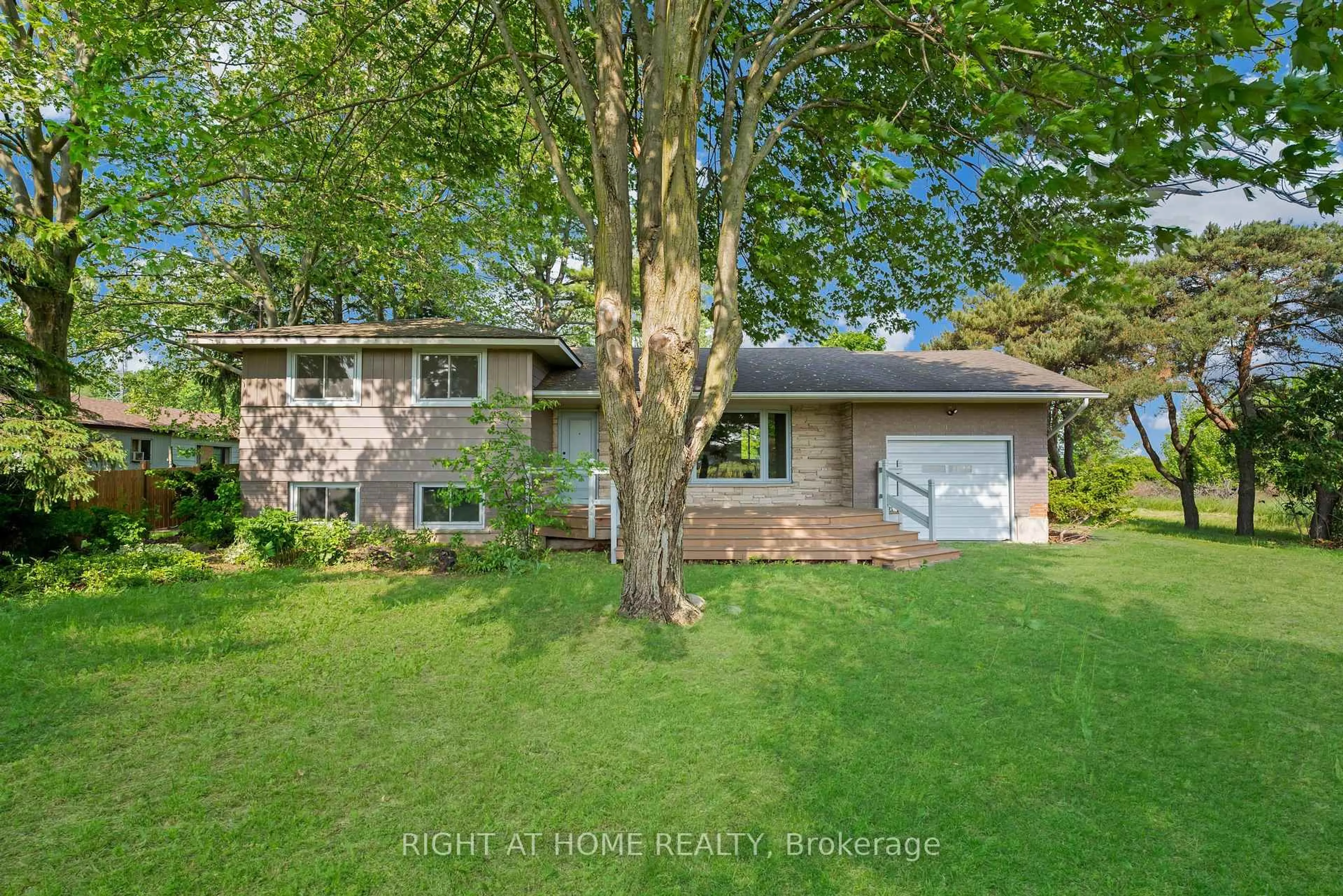 A pic from outside/outdoor area/front of a property/back of a property/a pic from drone, street for 1940 Wagg Rd, Niagara-on-the-Lake Ontario L0S 1J0