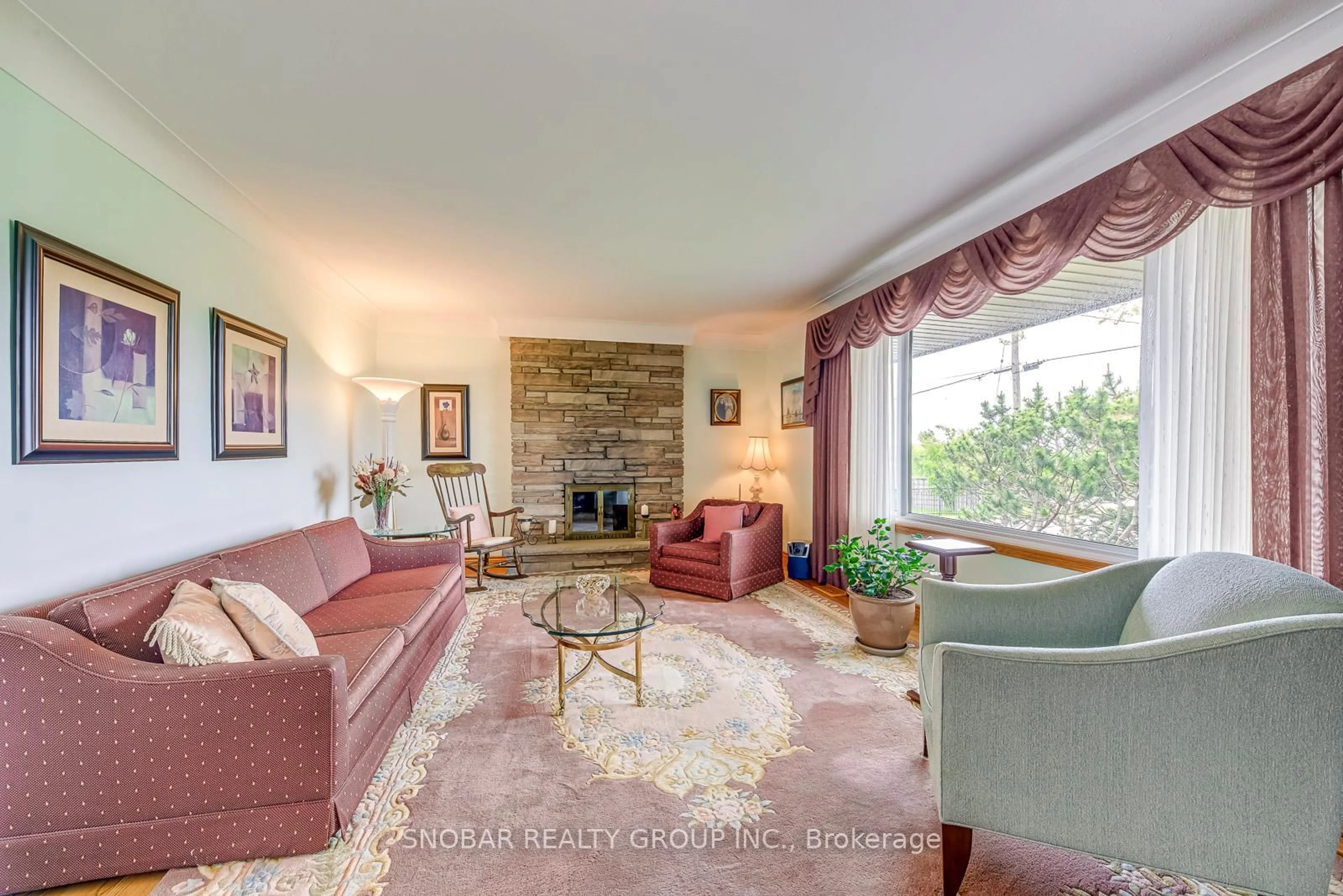 Living room with furniture, unknown for 254 Sydenham Rd, Hamilton Ontario L9H 5E2