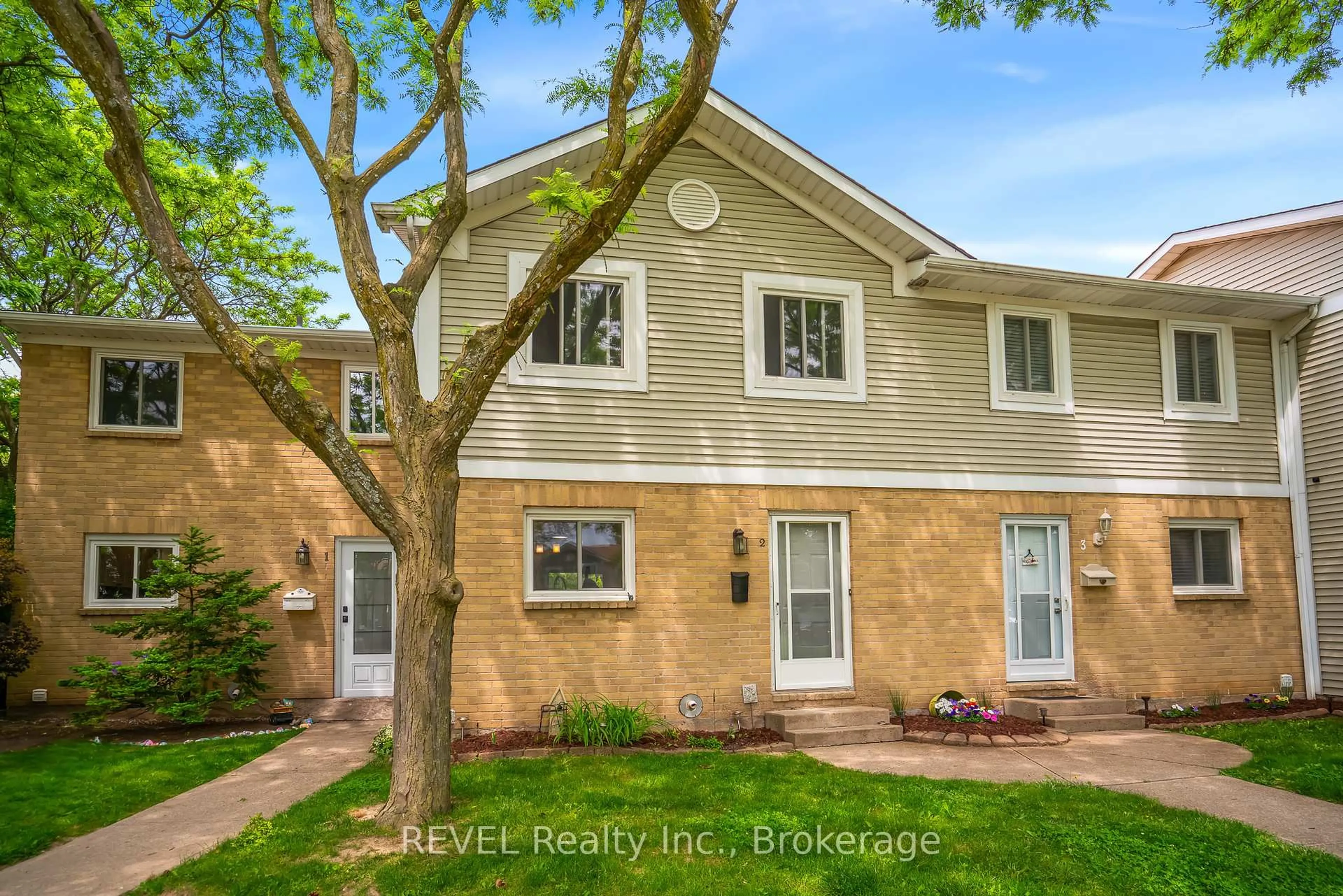 Home with vinyl exterior material, street for 38 Elma St #2, St. Catharines Ontario L2N 6Z3