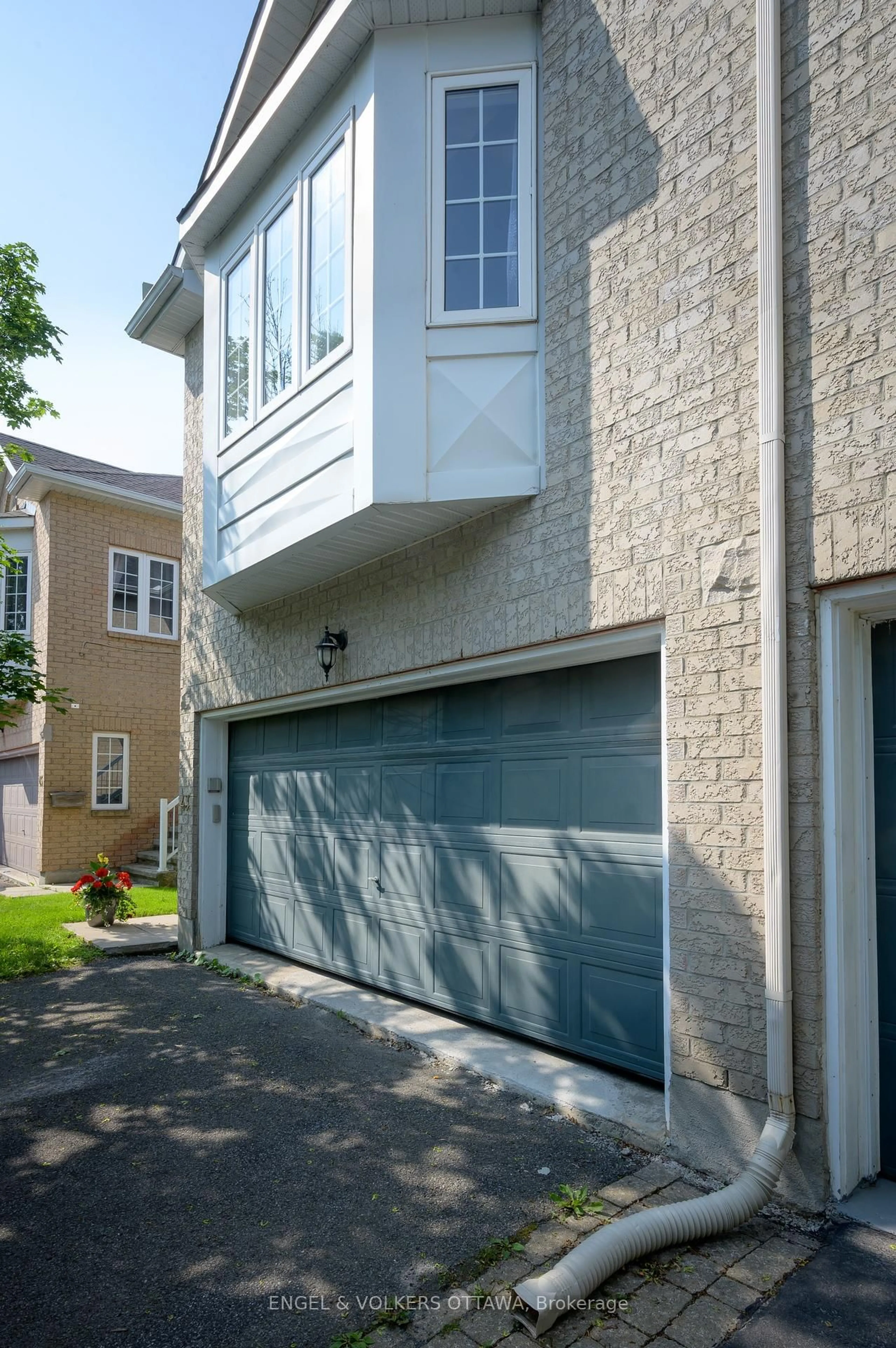 Indoor garage for 43 Castle Glen Cres, Ottawa Ontario K2L 4G9