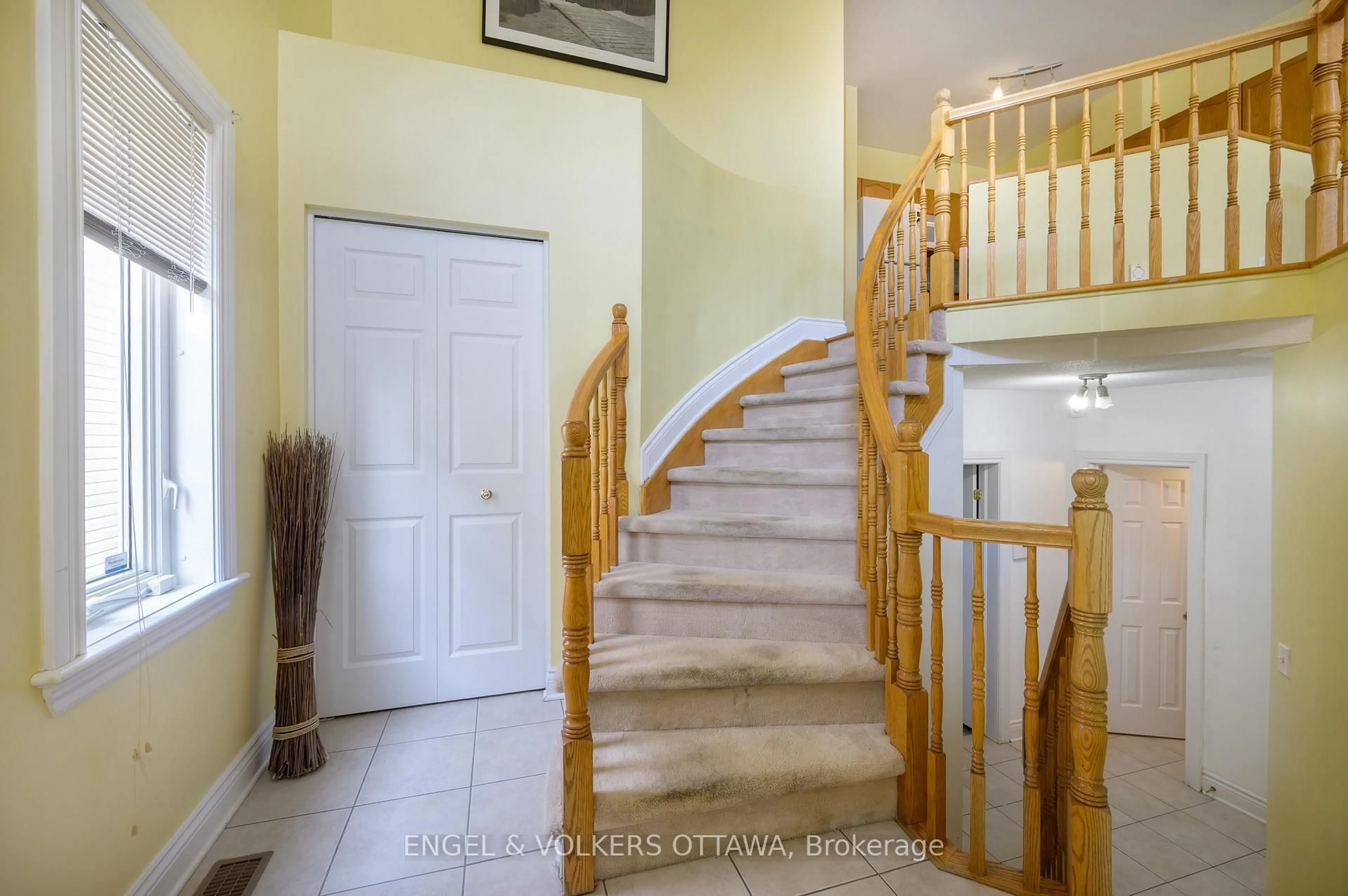 Indoor foyer for 43 Castle Glen Cres, Ottawa Ontario K2L 4G9