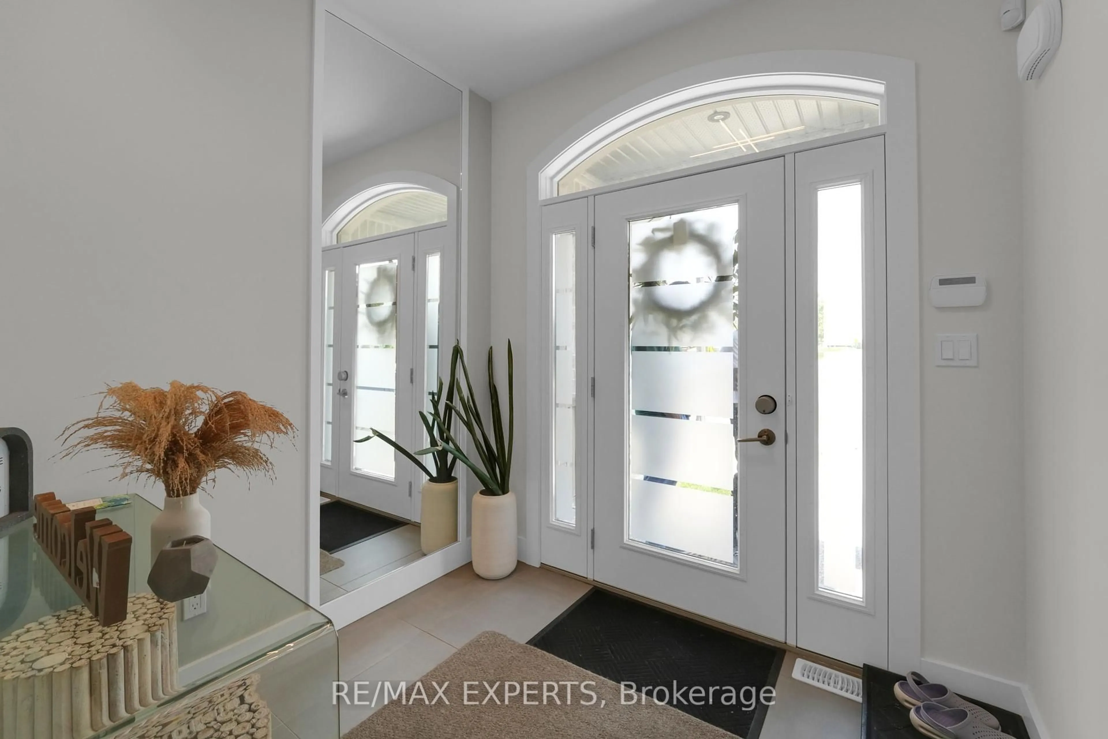 Indoor entryway for 183 Forest Creek Dr, Kitchener Ontario N2P 2R3
