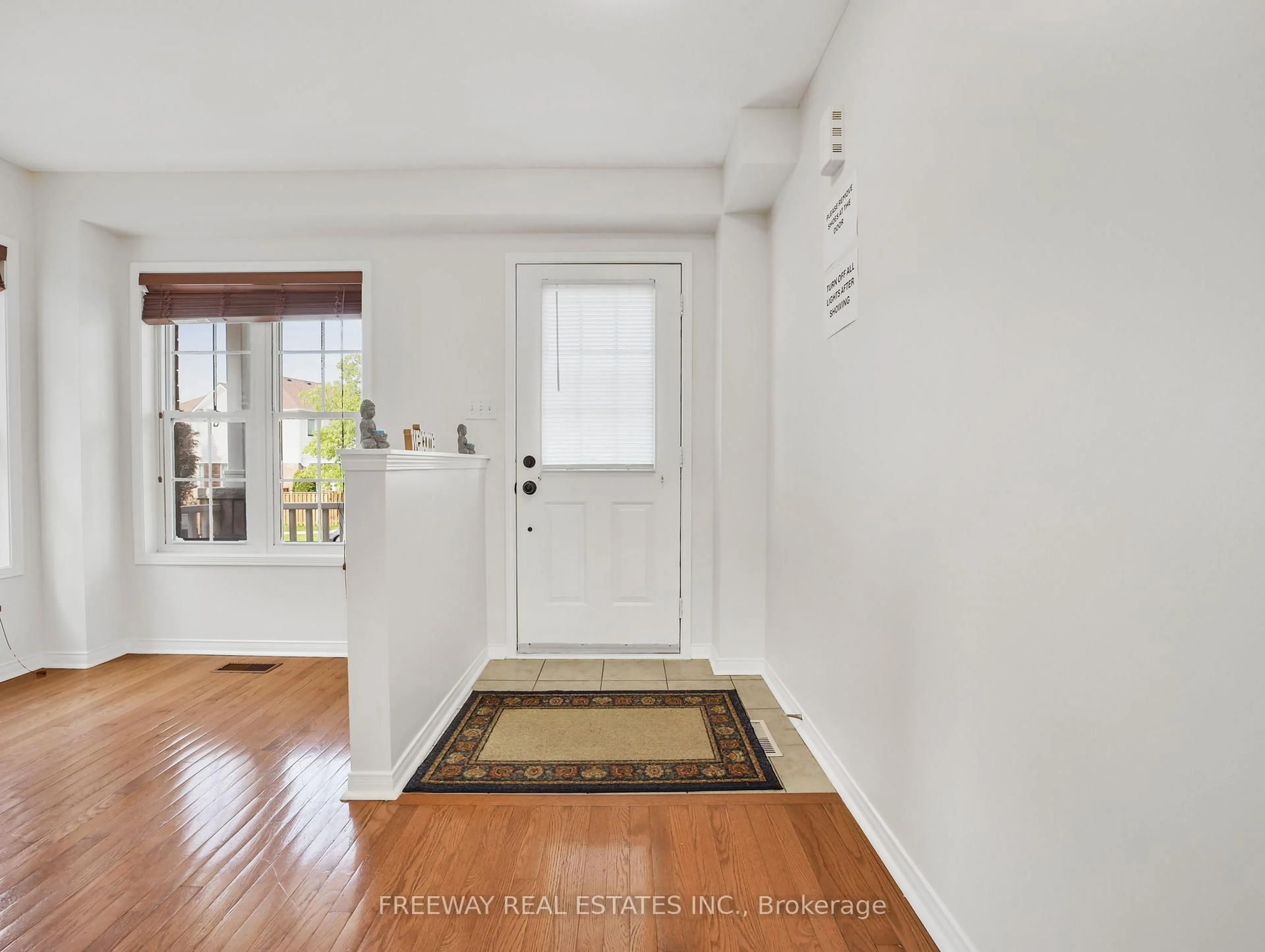 Indoor entryway for 16 Swift Cres, Cambridge Ontario N1P 1J9