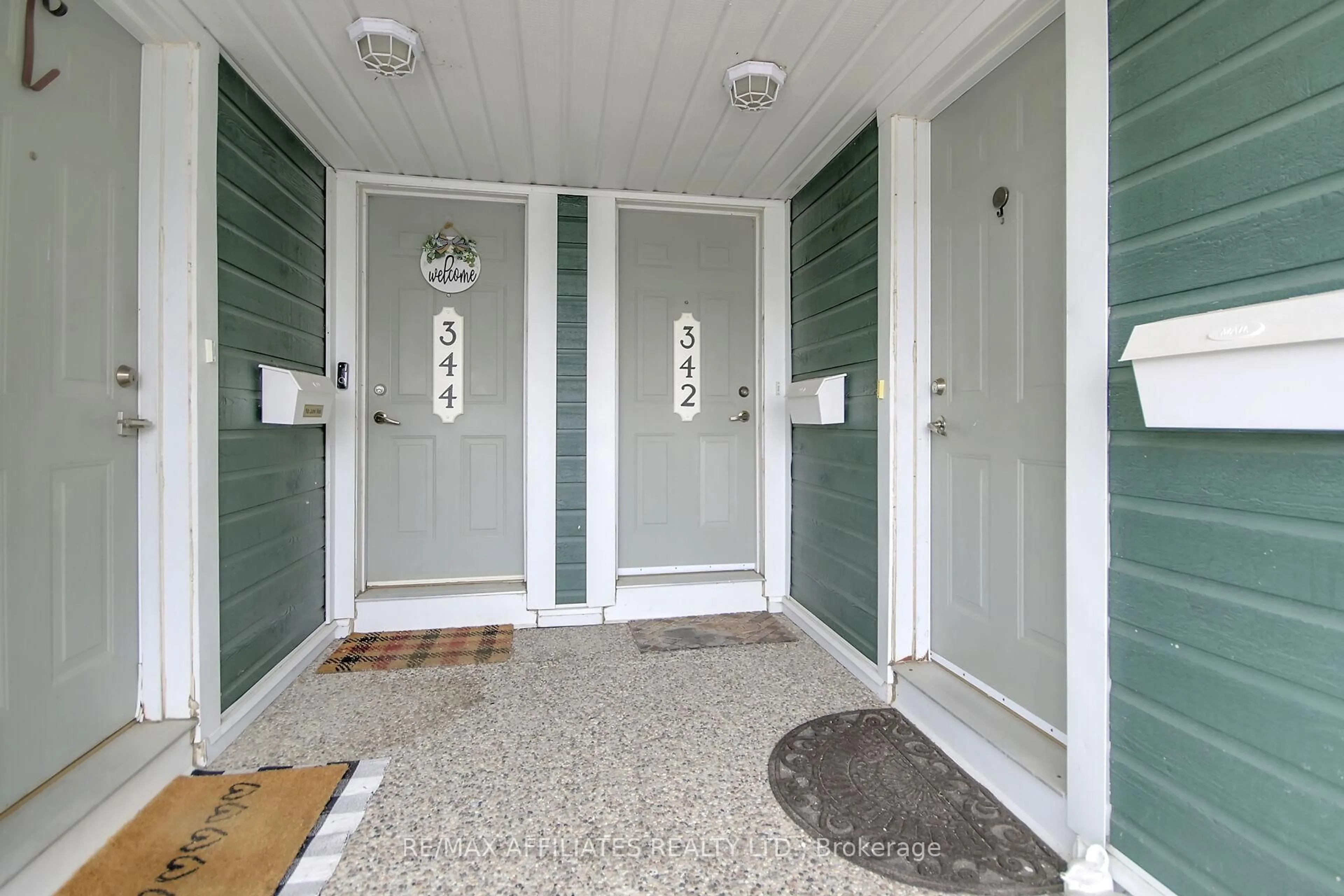 Indoor entryway for 340 Crownridge Dr, Kanata Ontario K2M 3A4