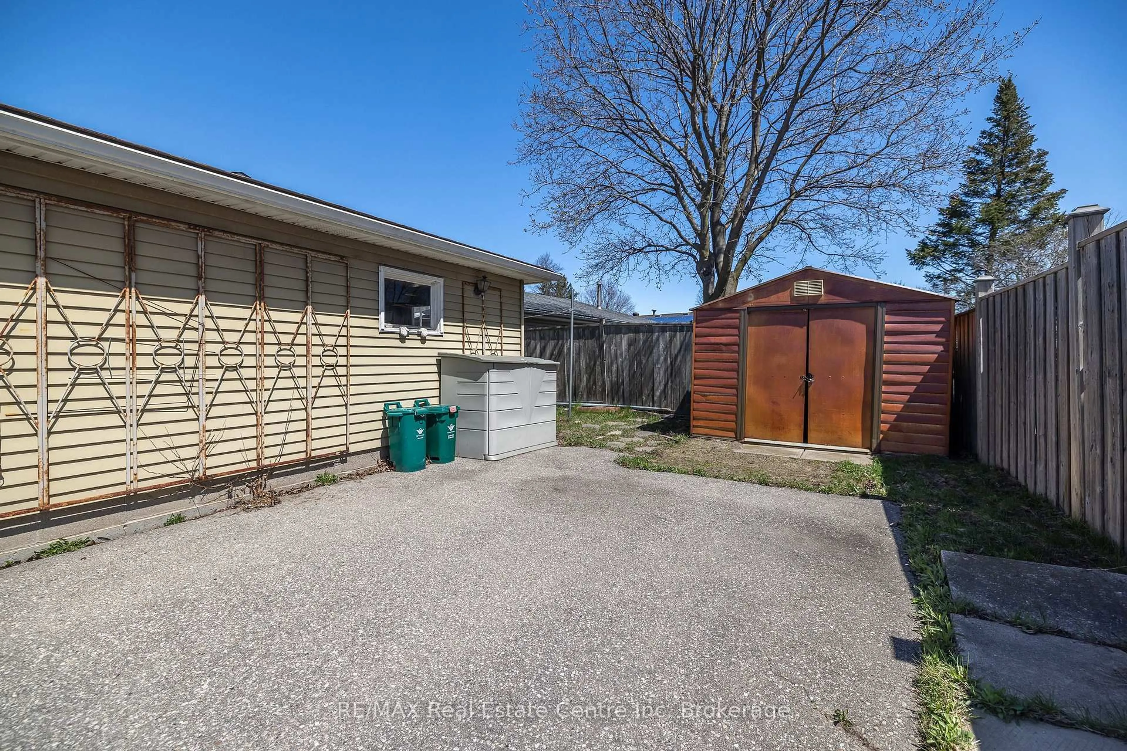 A pic from outside/outdoor area/front of a property/back of a property/a pic from drone, street for 461 Strasburg Rd, Kitchener Ontario N2E 1P1