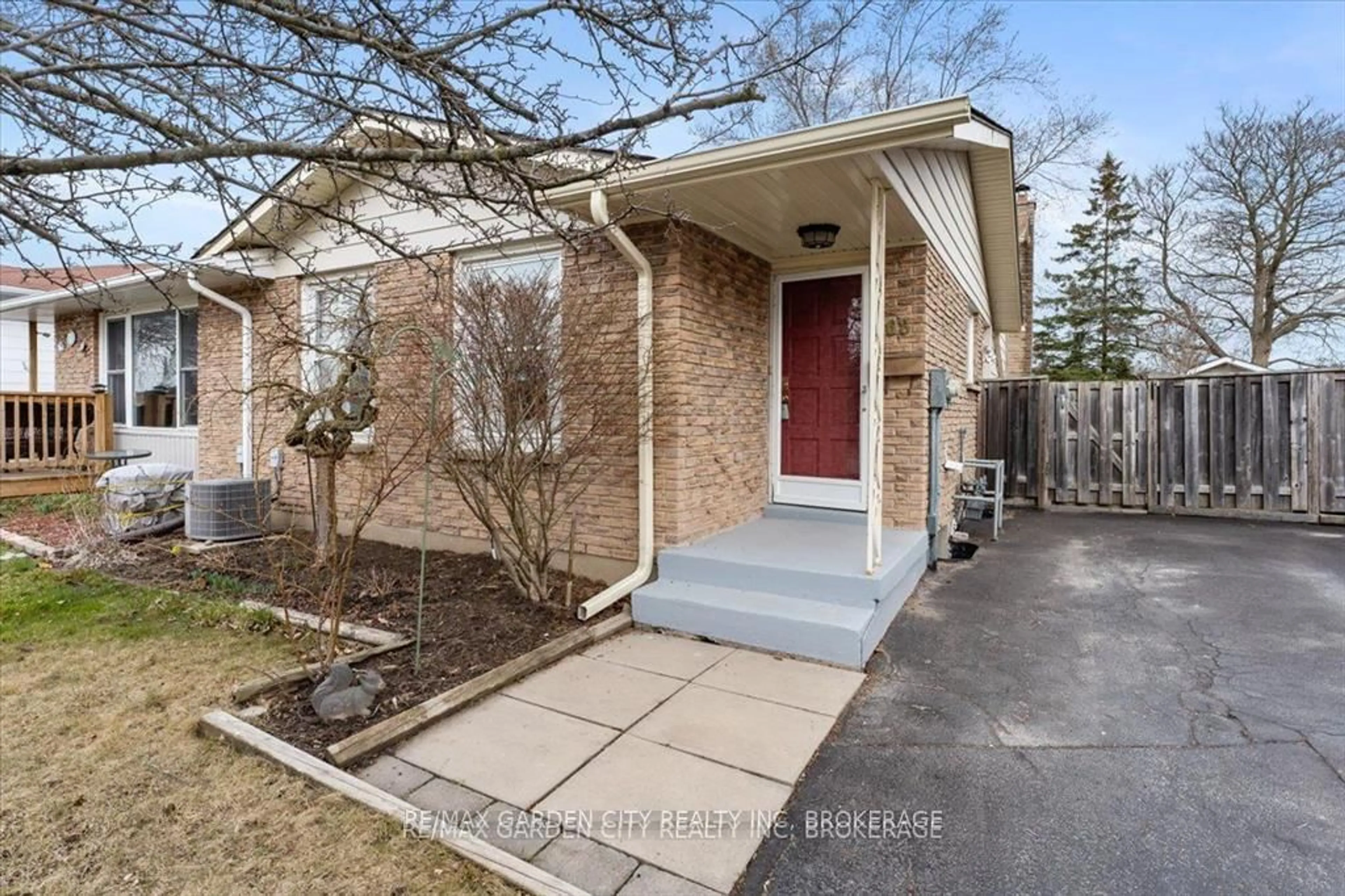 Home with brick exterior material, street for 68 Barrington Dr, Welland Ontario L3C 5Z9