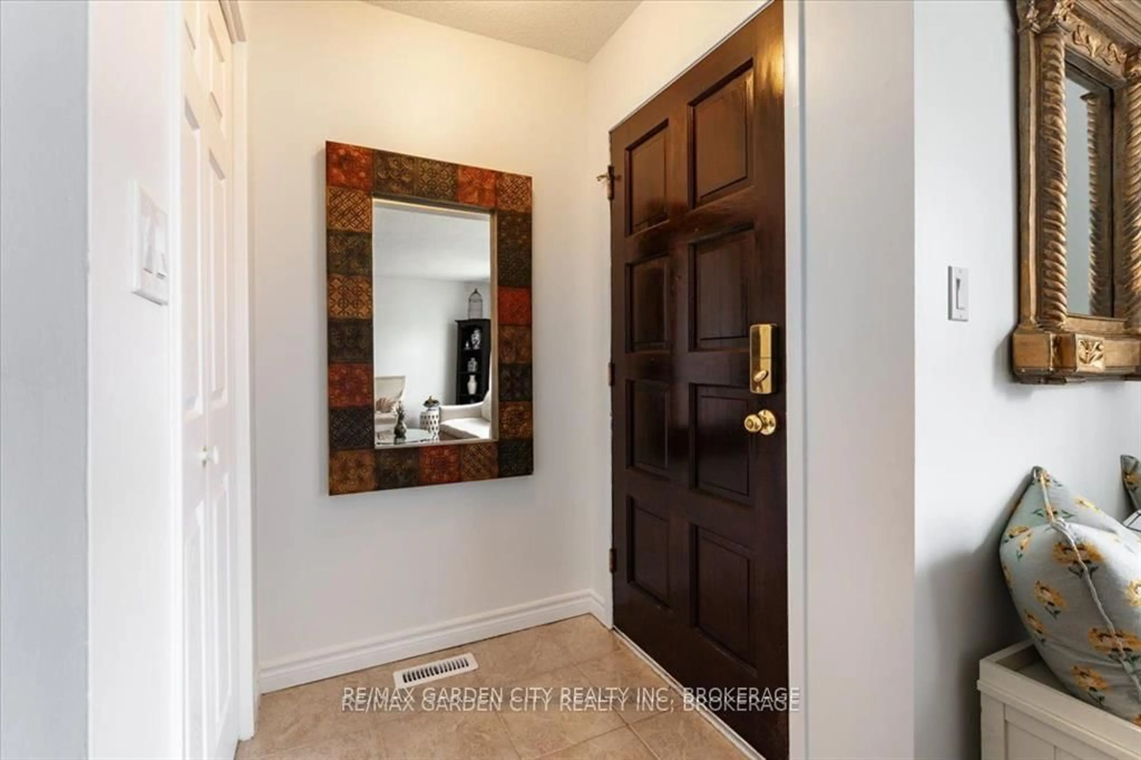 Indoor entryway for 68 Barrington Dr, Welland Ontario L3C 5Z9