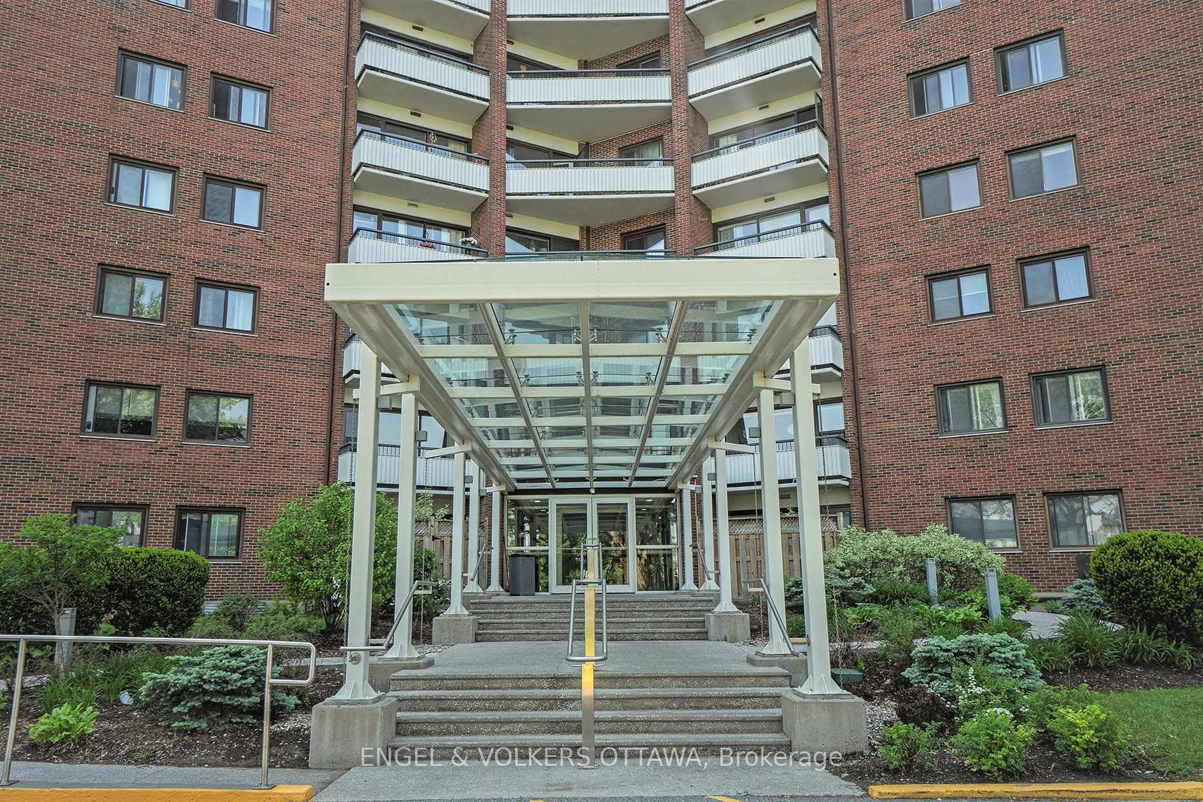 Indoor foyer for 20 Chesterton Dr #817, Ottawa Ontario K2E 6Z7