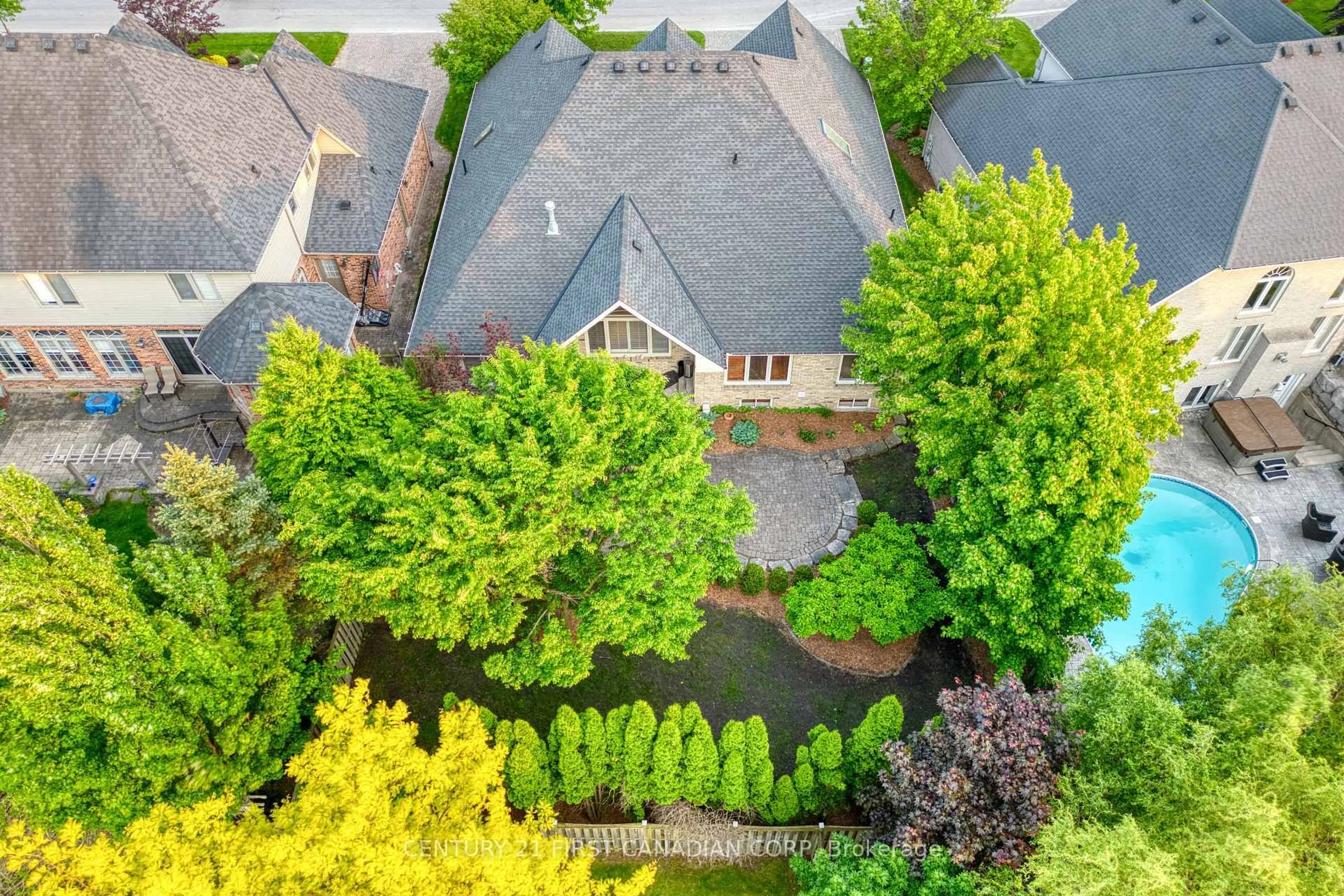 A pic from outside/outdoor area/front of a property/back of a property/a pic from drone, street for 540 McGarrell Pl, London North Ontario N6G 5J8