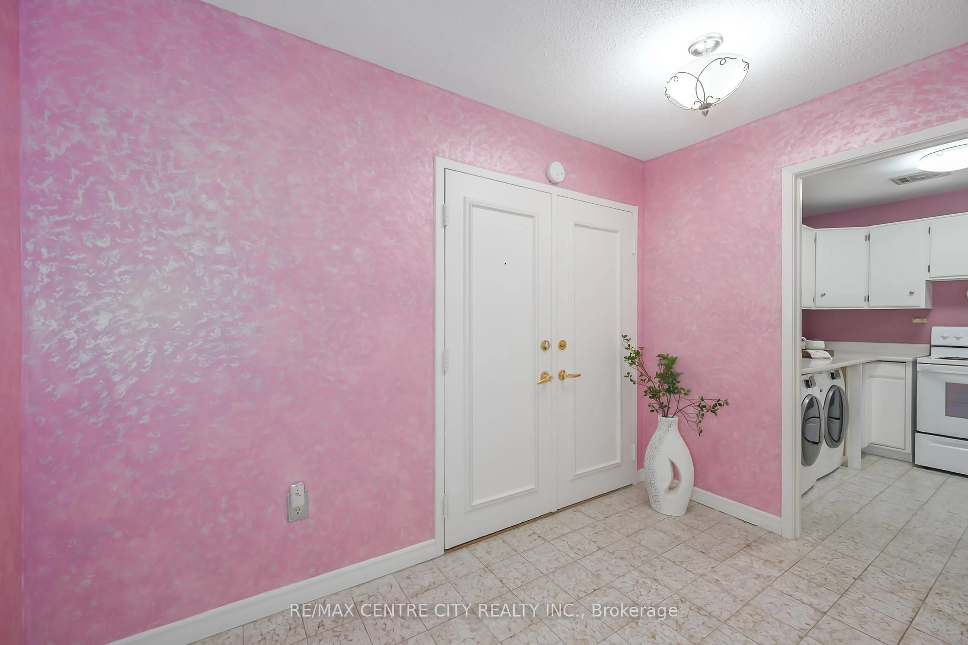 Indoor entryway for 200 Everglade Cres #206, London North Ontario N6H 4P8