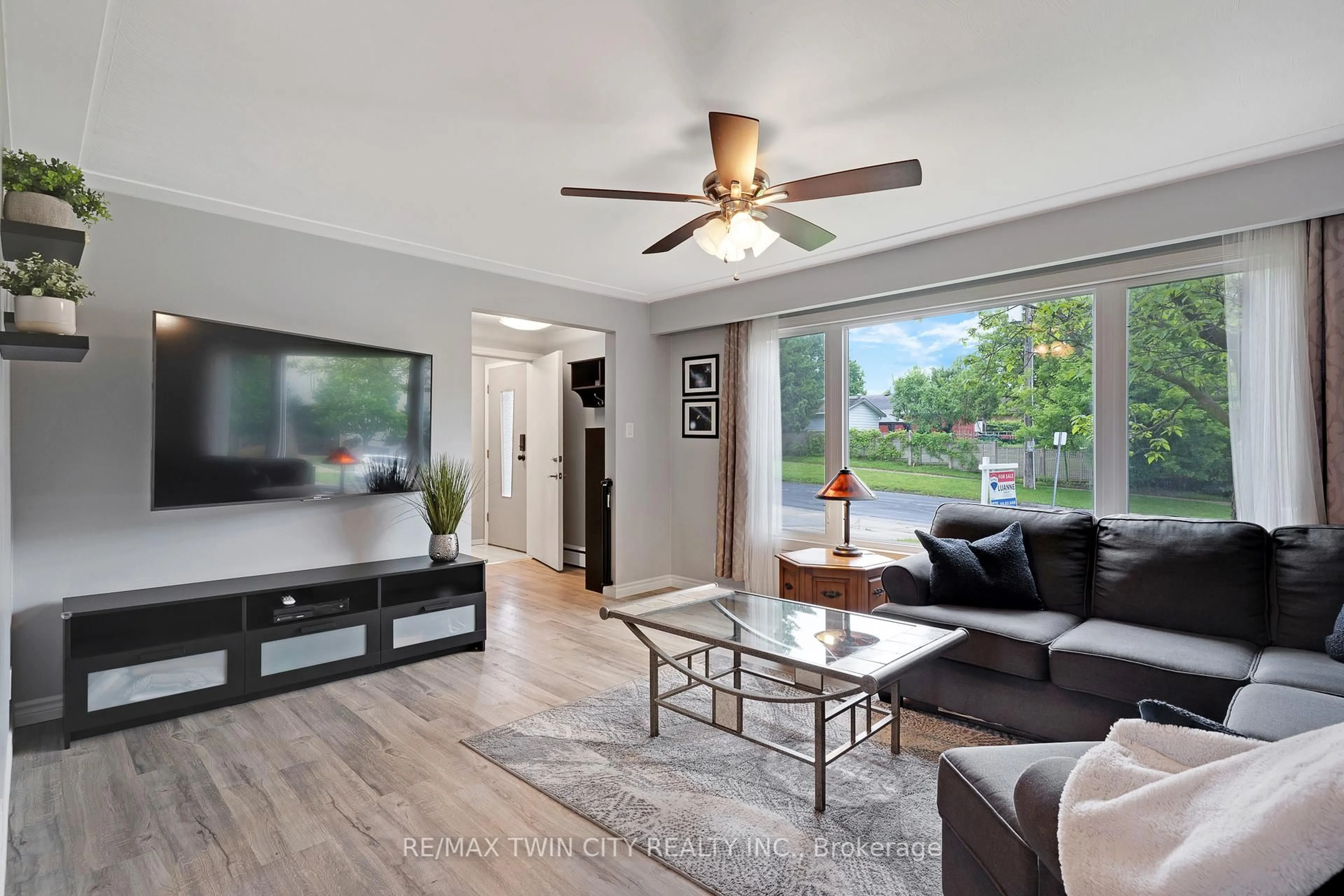 Living room with furniture, unknown for 92 Kenwood Dr, Kitchener Ontario N2B 3H2
