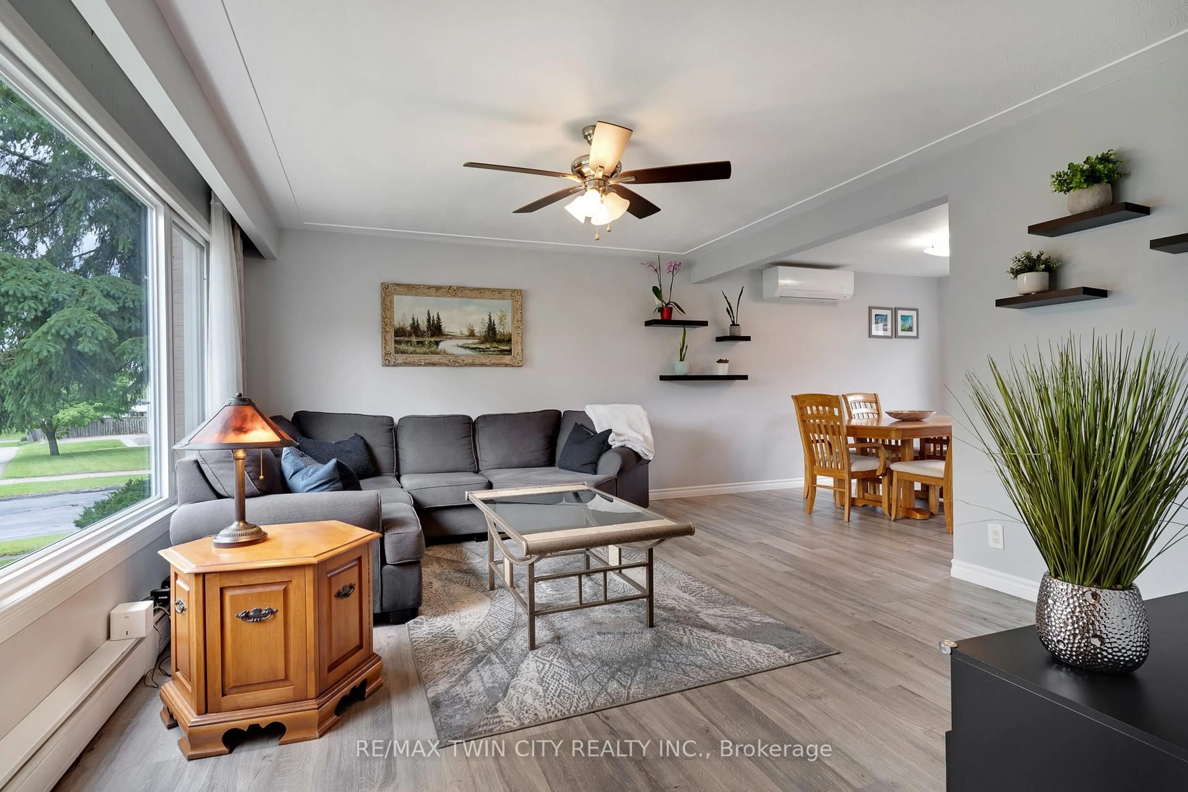 Living room with furniture, unknown for 92 Kenwood Dr, Kitchener Ontario N2B 3H2