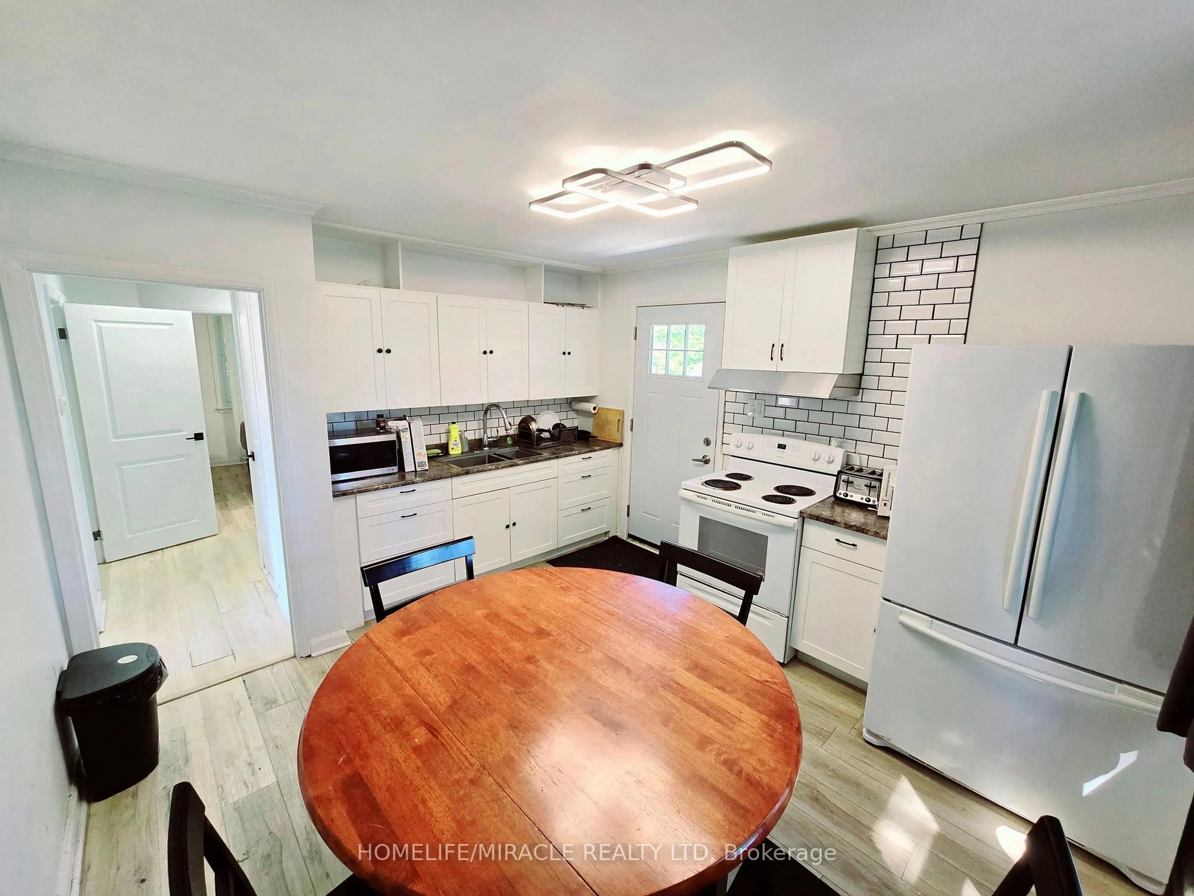 Open concept kitchen, ceramic/tile floor for 24 Fairview Crt, London South Ontario N6C 2C5