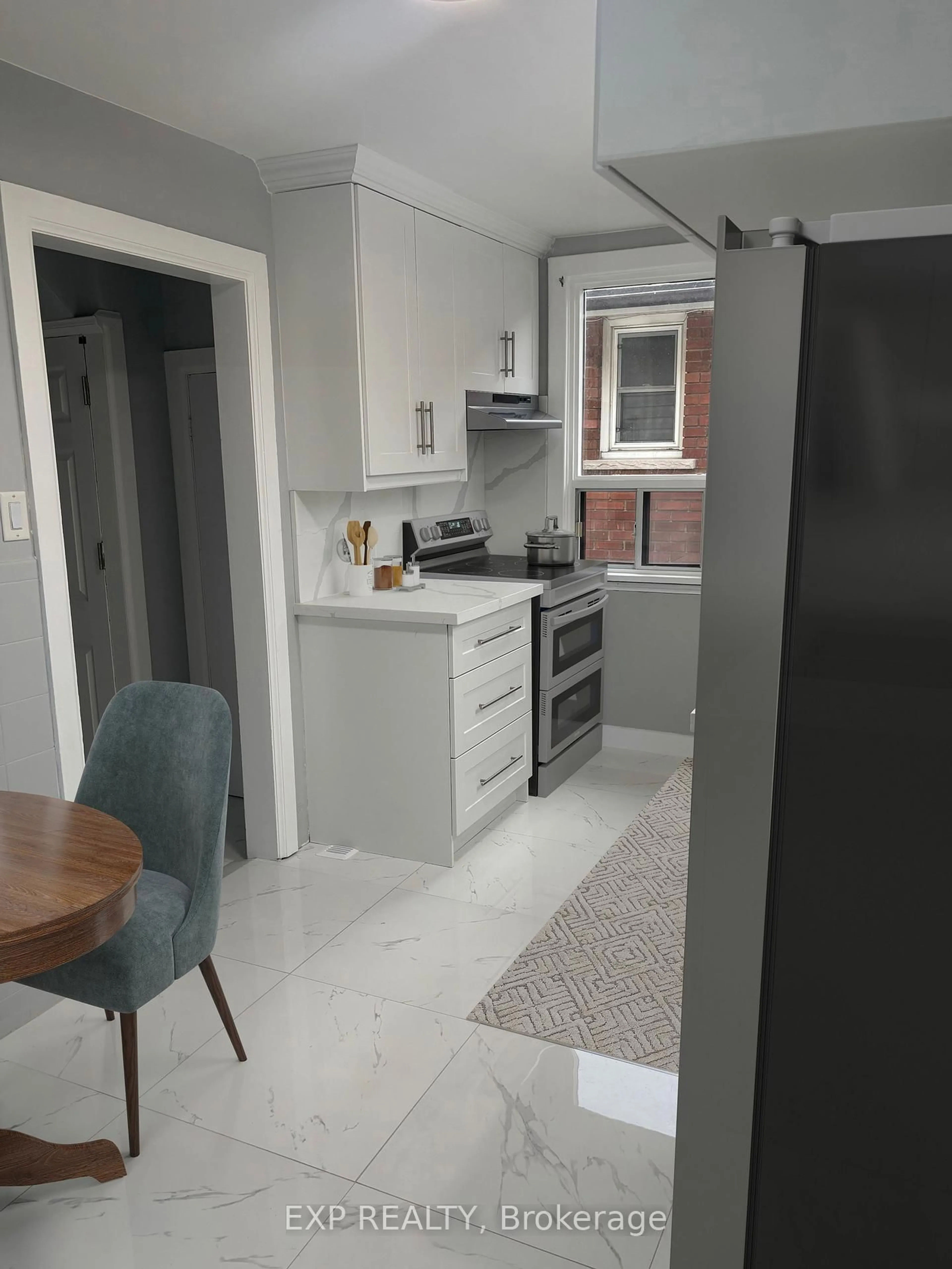 Standard kitchen, unknown for 46 Delena Ave, Hamilton Ontario L8H 1B6