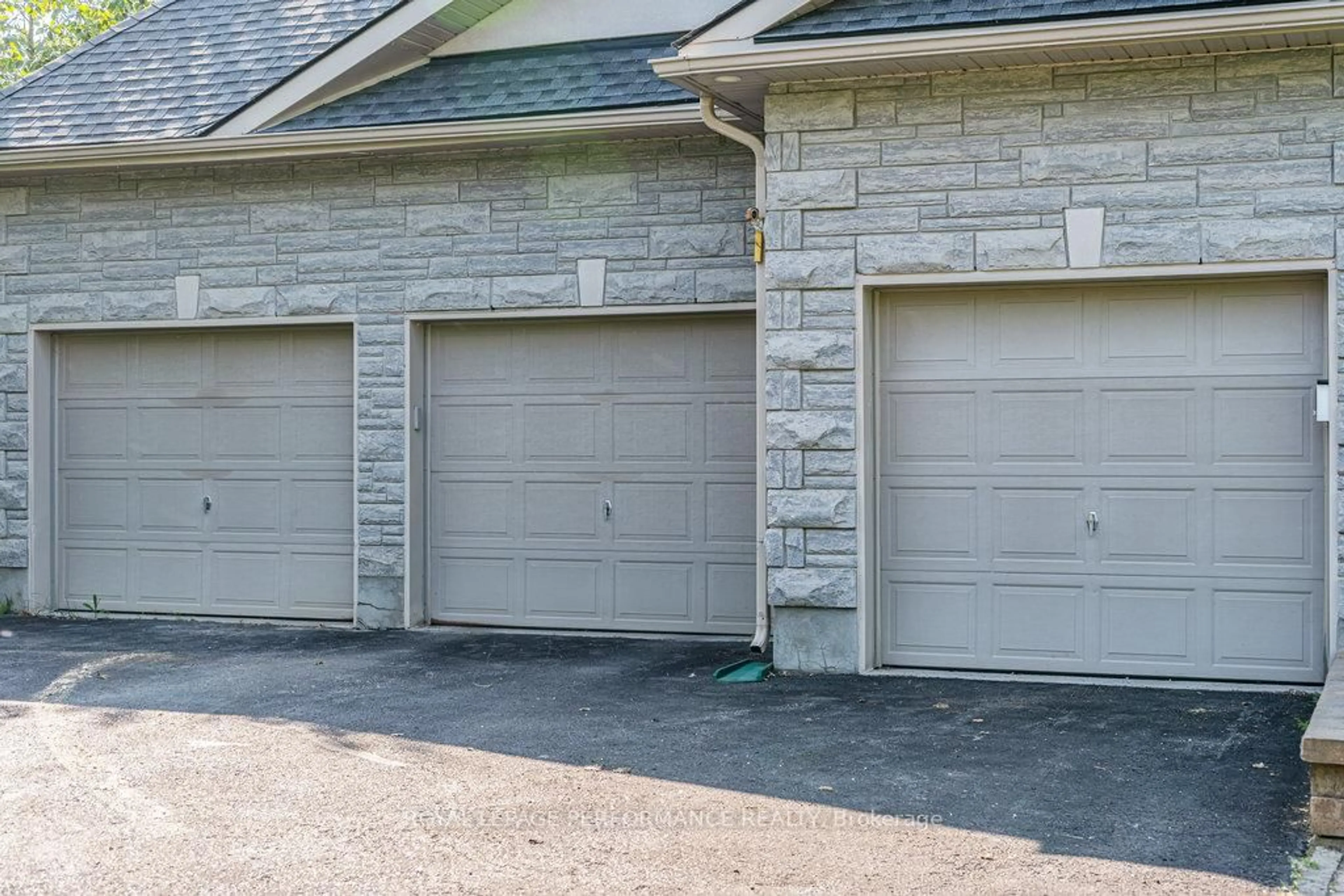 Indoor garage for 1657 Whiteside Way, Metcalfe Ontario K0A 2P0