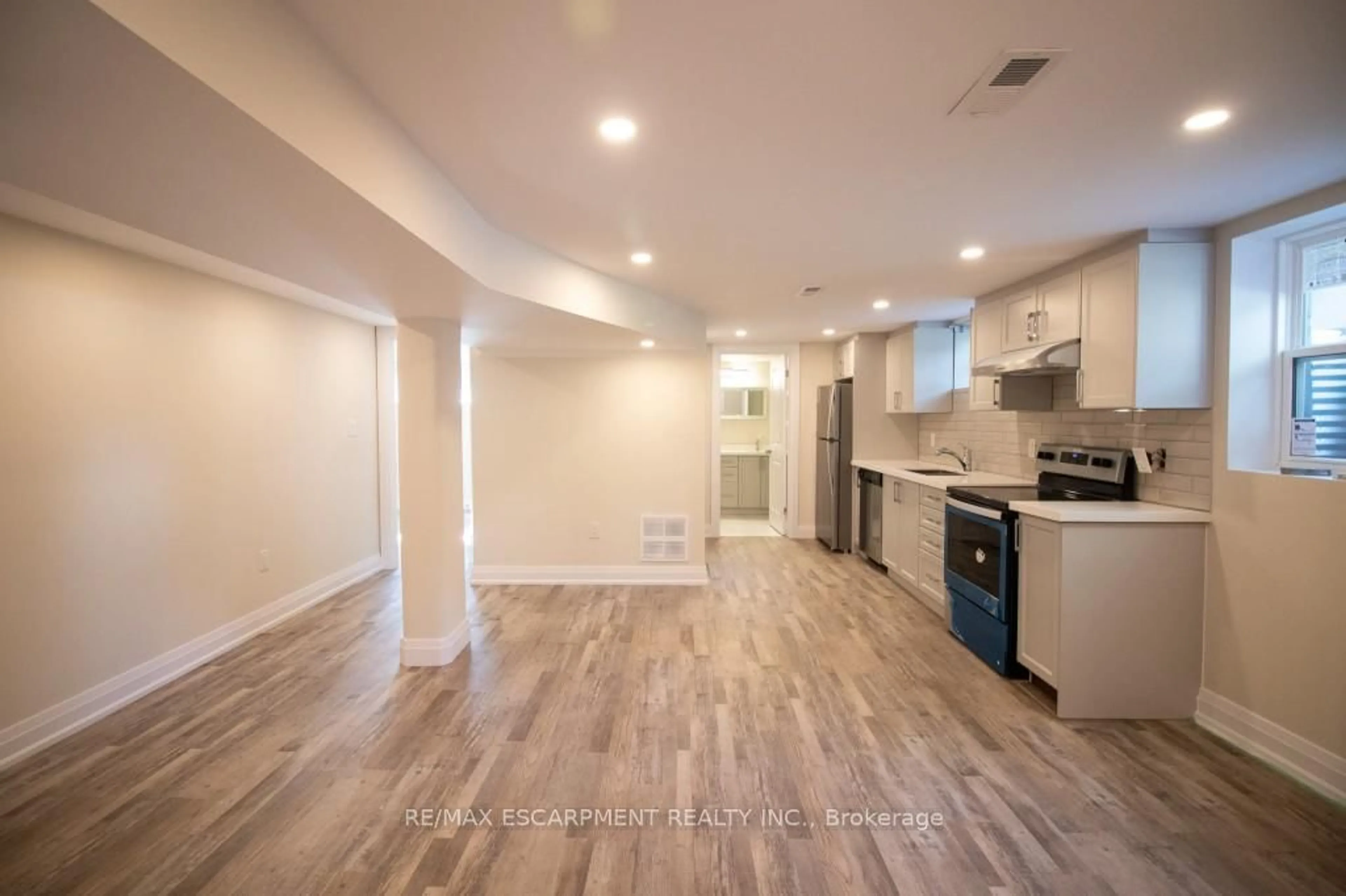 Open concept kitchen, unknown for 130 West 34th St, Hamilton Ontario L9C 5K3