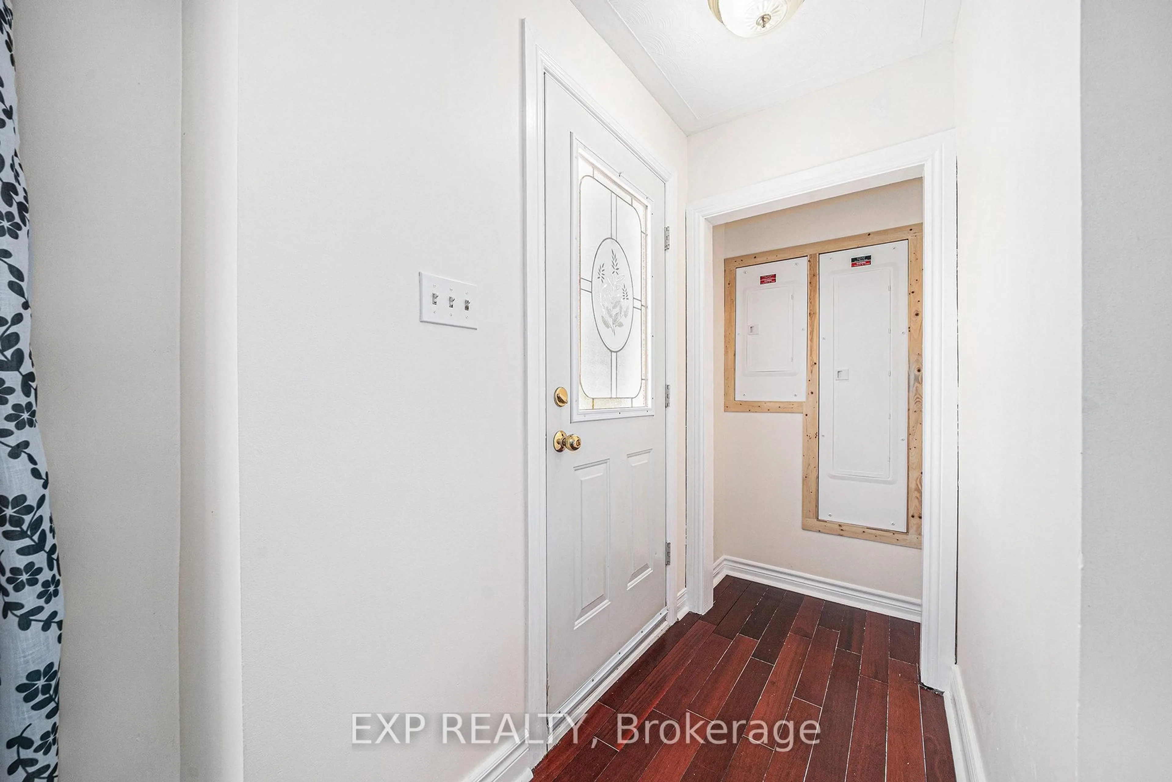 Indoor entryway for 215 St Thomas Rd, Russell Ontario K0A 3H0